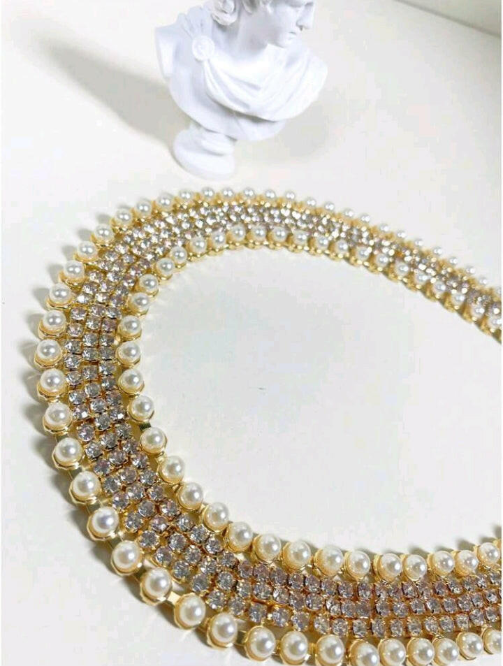 Glamorous rhinestone and faux pearl decorated necklace, featuring a dazzling combination of sparkling rhinestones and lustrous faux pearls. This exquisite necklace adds a touch of opulence and sophistication to any attire, making it a stunning statement piece for special occasions.