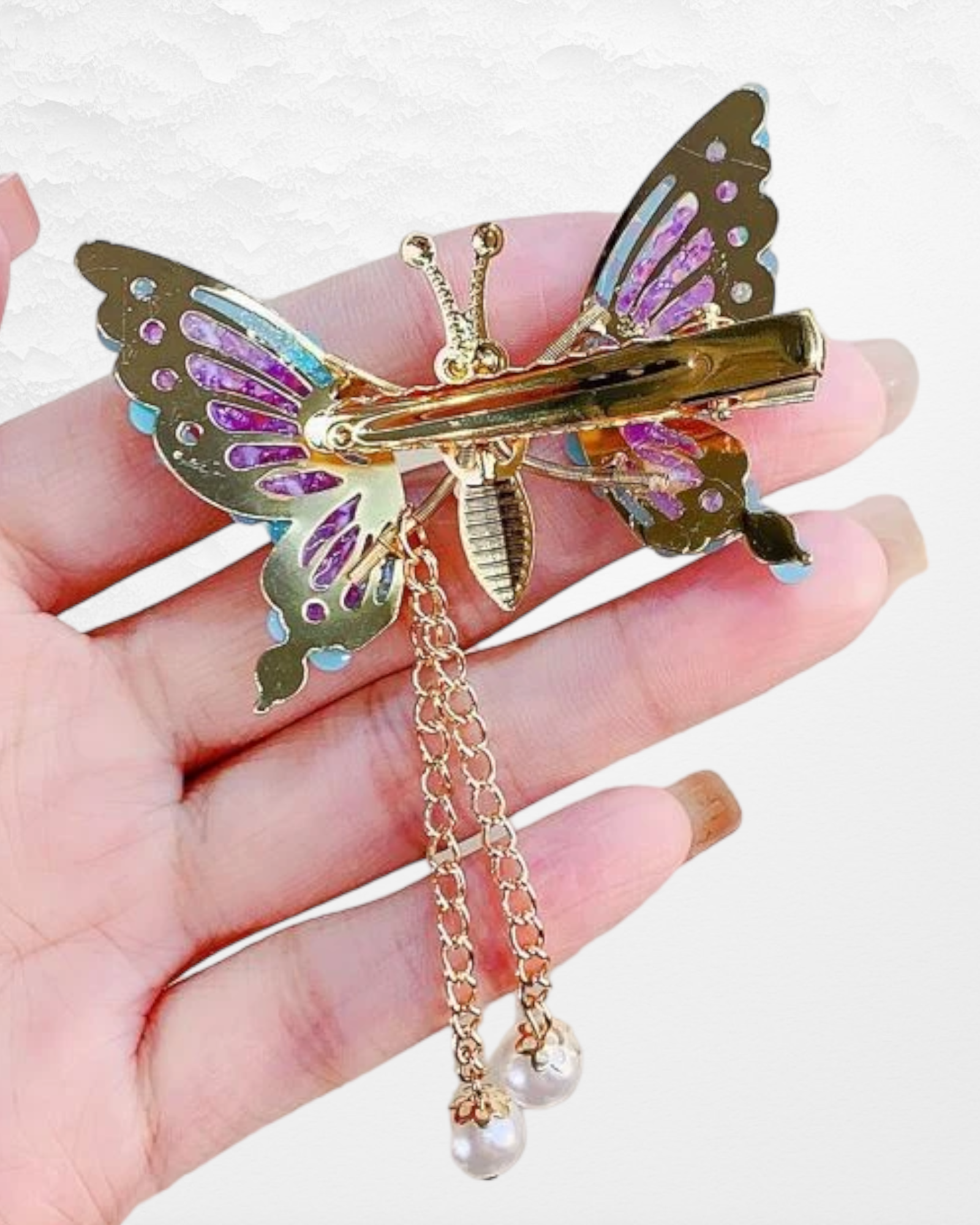 An alligator hair clip adorned with butterfly decorations and faux pearl charms, creating a fashionable and charming accessory for your hair.