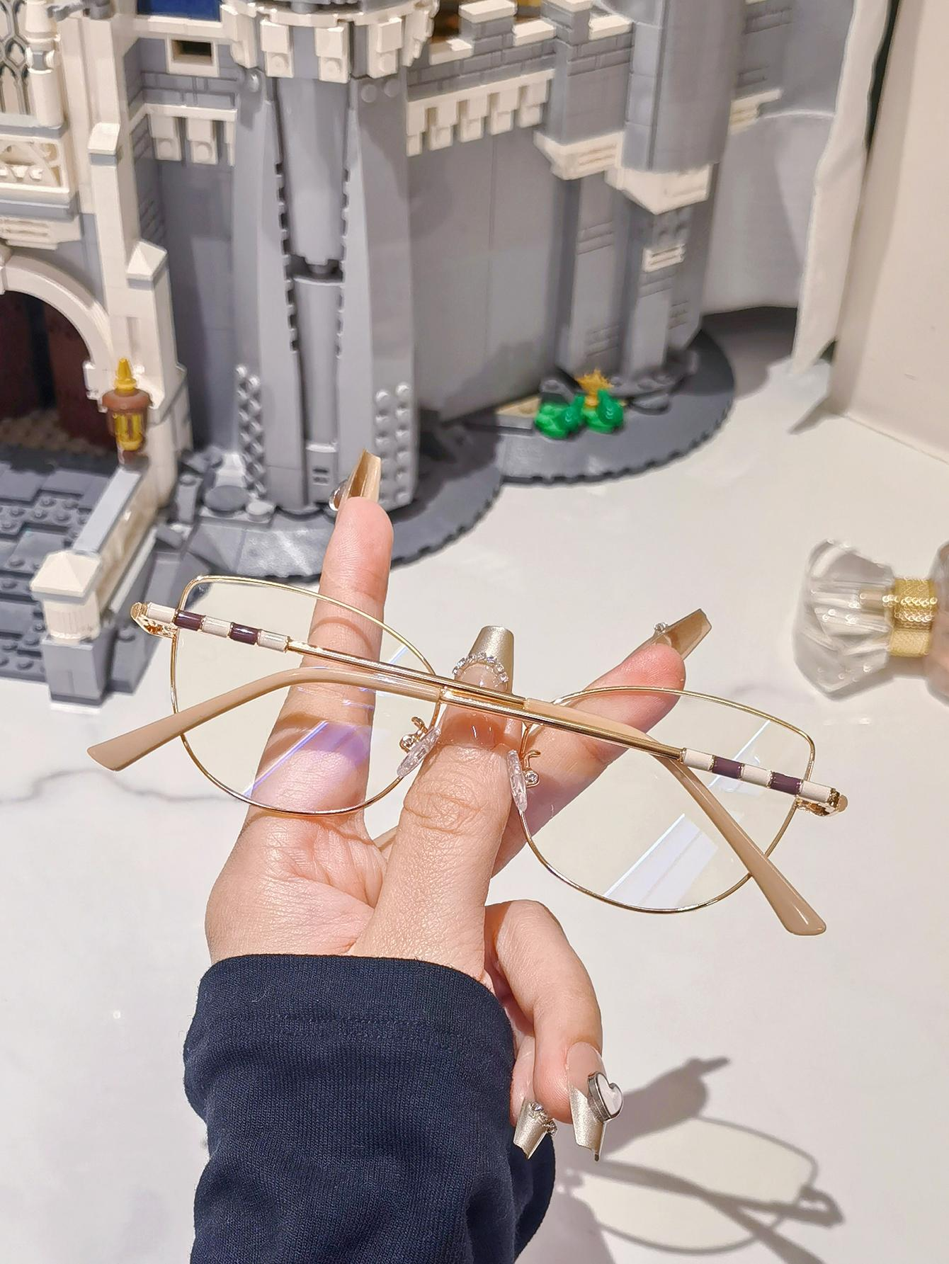 This pair of eyeglasses features a stylish metal frame and anti-blue light lenses to protect your eyes from digital device radiation. Its anti-reflection coating reduces glare and eyestrain for maximum comfort during extended use of digital devices.