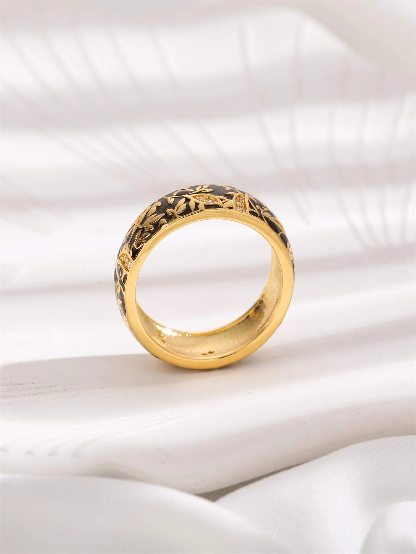  Elegant black flower detail ring made of copper, showcasing intricate floral design. The ring features a delicate and artistic arrangement of petals, providing a sophisticated and stylish appearance. Crafted from copper, this piece of jewelry adds a touch of elegance and beauty to any outfit. A versatile and fashionable accessory that can complement various styles and occasions.