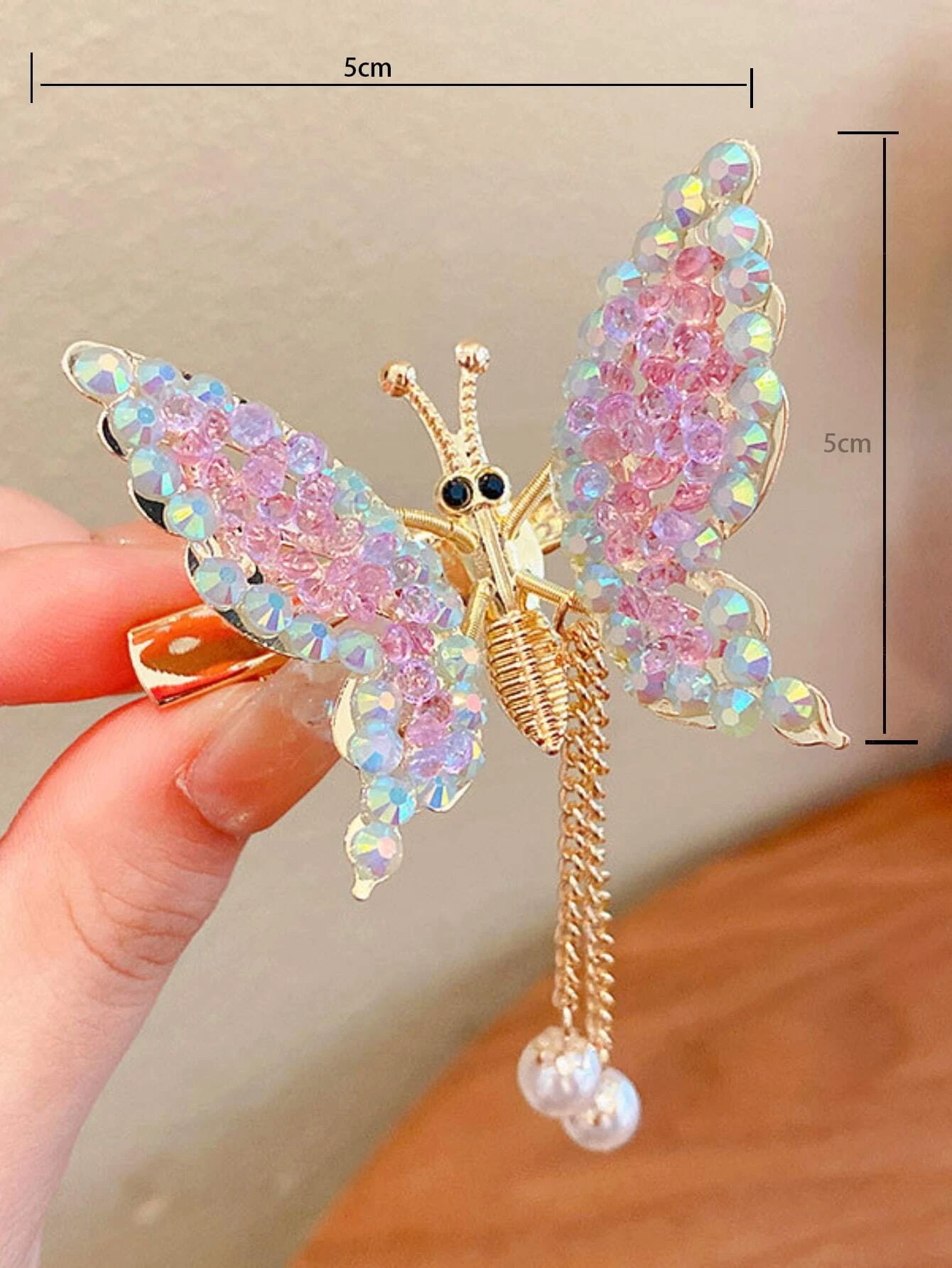 An alligator hair clip adorned with butterfly decorations and faux pearl charms, creating a fashionable and charming accessory for your hair.