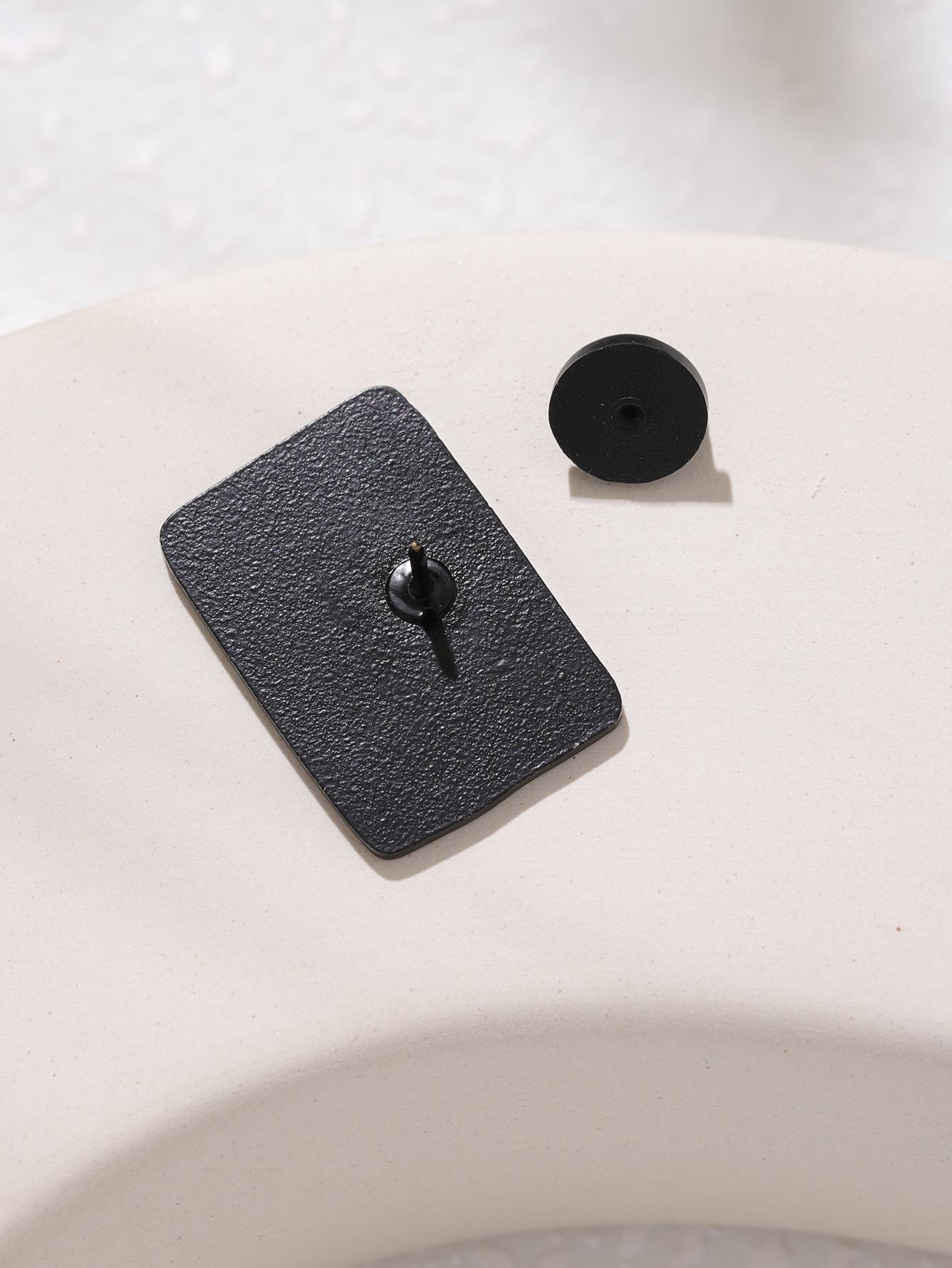 Brooch featuring a "I'm Gonna Cry" letter graphic design, expressing emotions in a creative and playful way through your accessory.