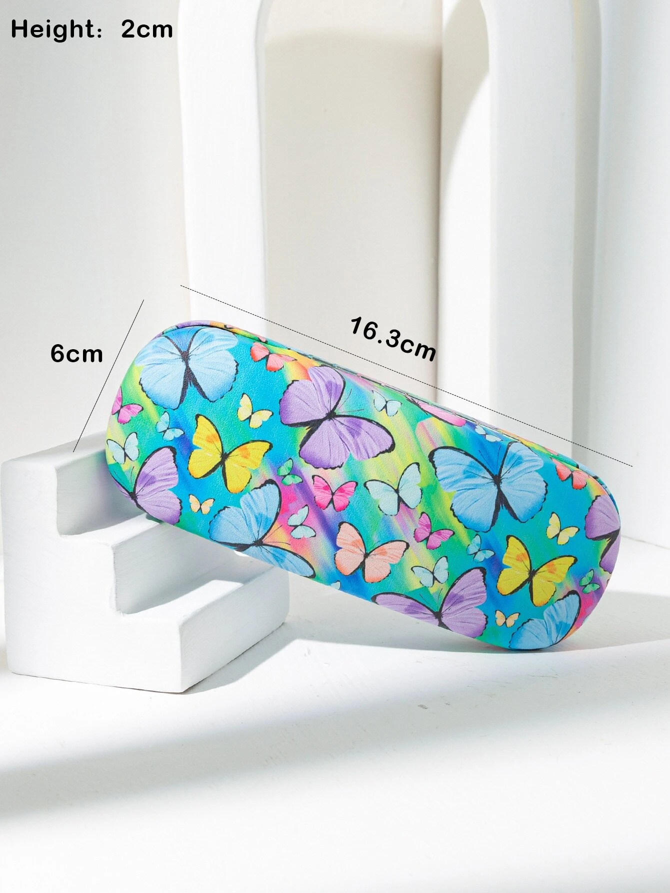  A glasses case featuring a butterfly print design. The case is designed to store and protect eyeglasses, sunglasses, or other optical frames. The butterfly print adds a touch of whimsy and style to the case. This accessory is both functional and fashionable, providing a secure and stylish storage solution for eyewear.