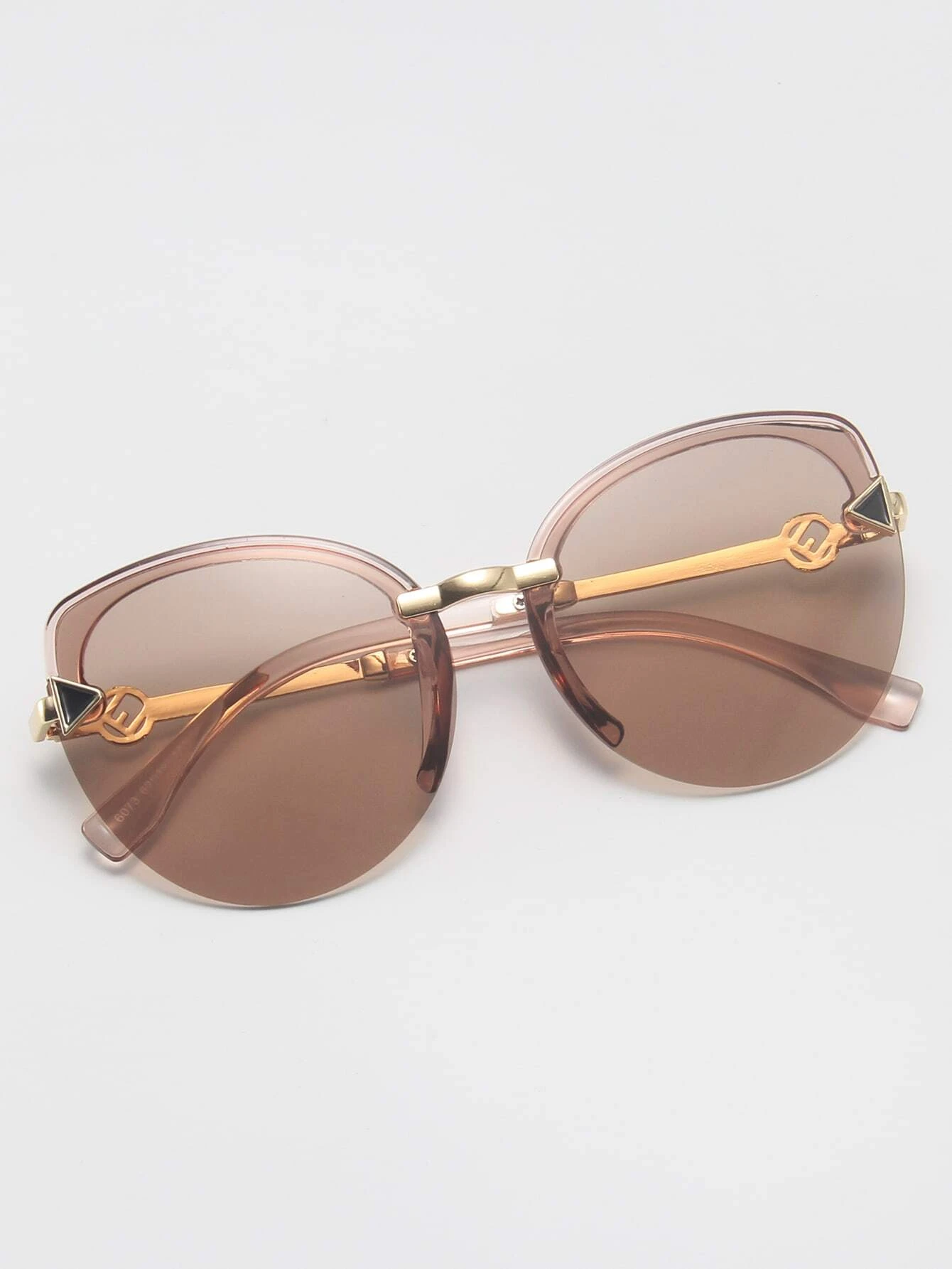 Simple Tinted Lens Sunglasses with a minimalist and stylish design. These sunglasses feature basic frames and tinted lenses, providing a straightforward yet fashionable choice for sun protection."