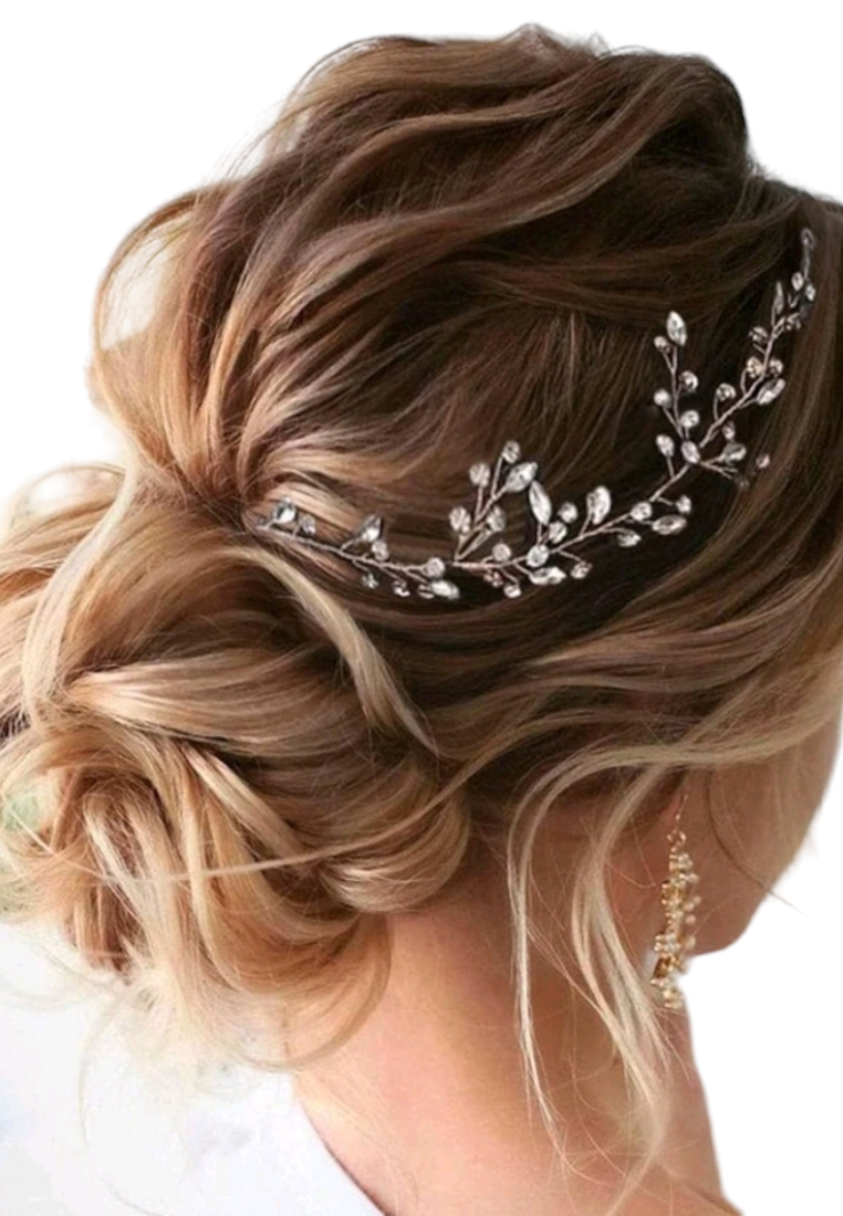 A silver headband with a soft chain design, embellished with sparkling rhinestones for a touch of glamour. The headband showcases intricate silver chains interwoven with shimmering rhinestones, adding a dazzling and luxurious accent to any hairstyle.