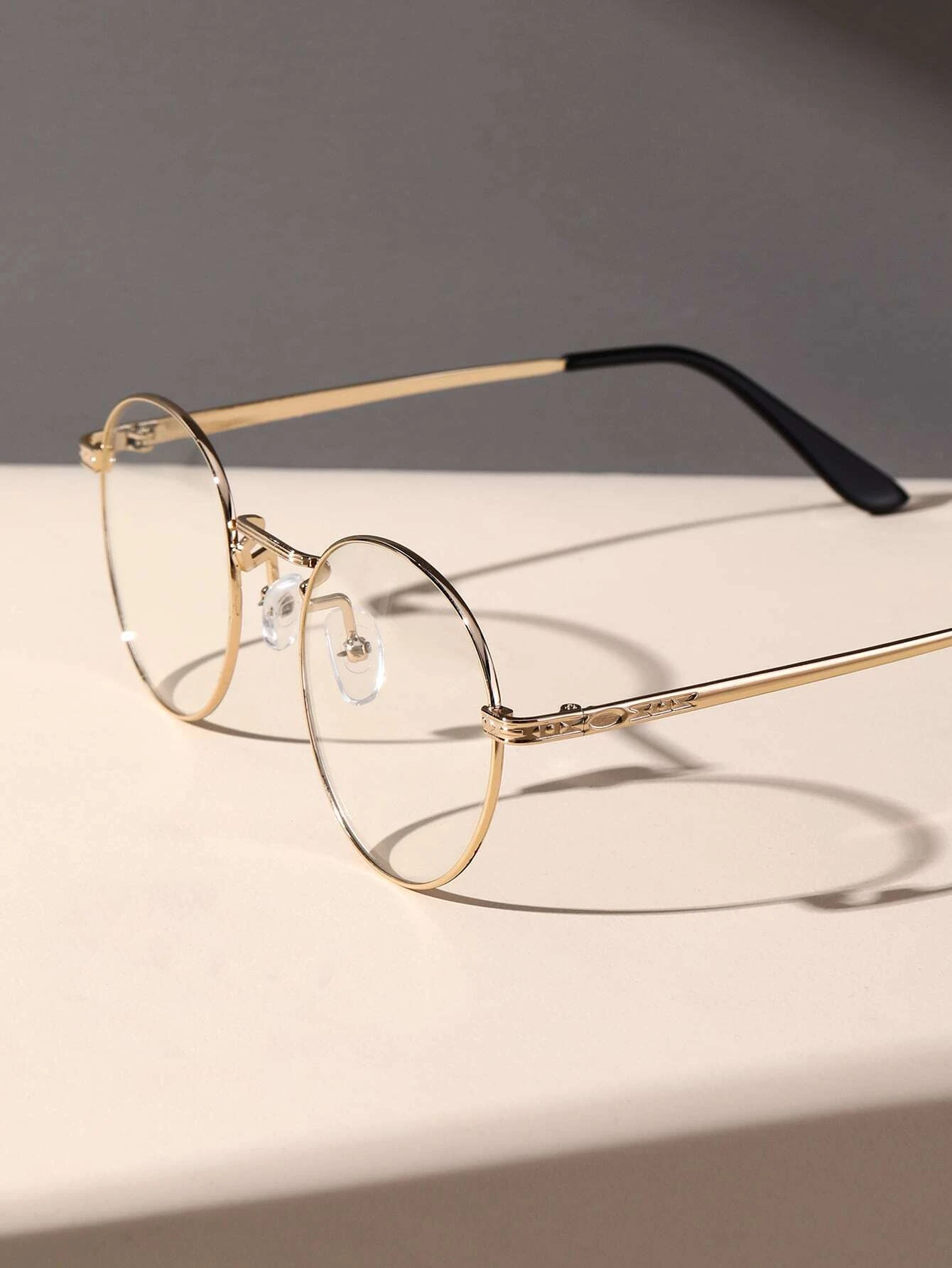 These Round Frame Anti-Blue Light Eyeglasses provide maximum protection against blue light’s harmful effects, making them perfect for long hours of computer use. Featuring a sturdy round frame, these glasses are perfect for everyday use.