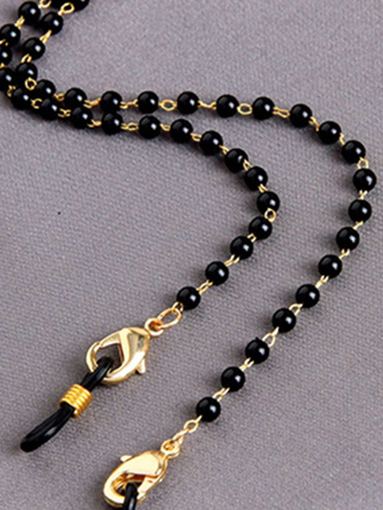 Fashionable glasses chain adorned with faux pearls, adding a touch of elegance and style to your eyewear accessory.