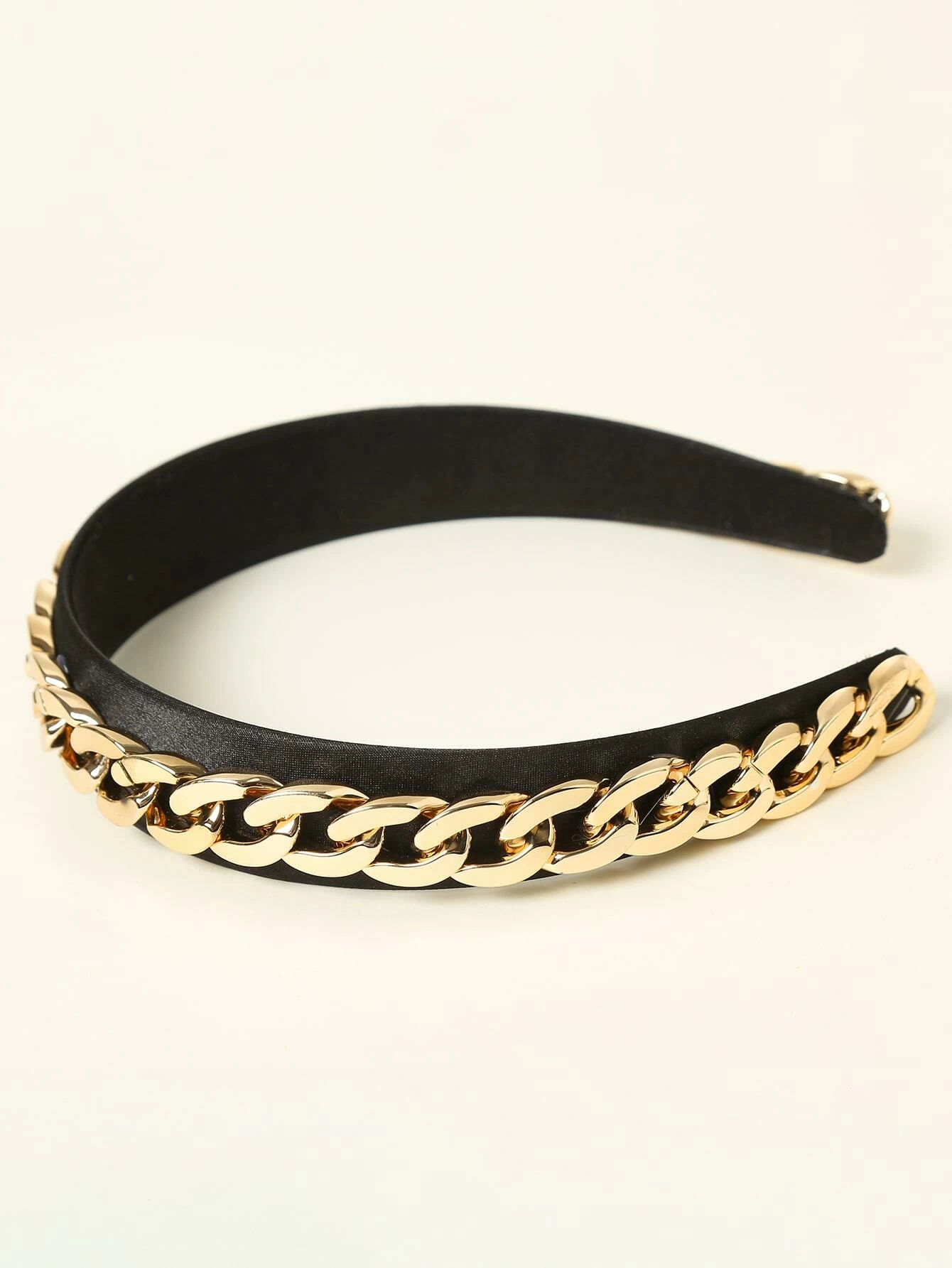 A hair hoop adorned with chain decorations, providing a stylish and trendy accessory to elevate your hairstyle.