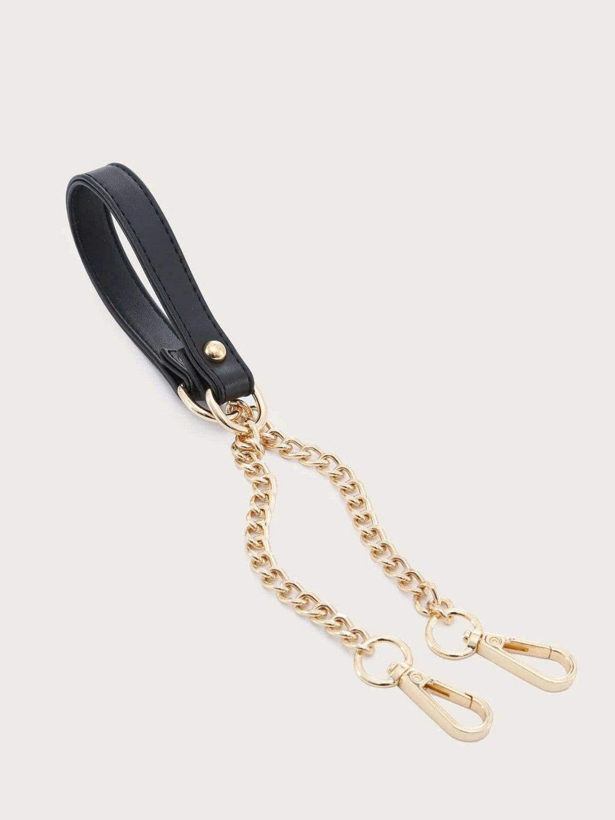 Bag strap featuring a chic chain design. This accessory adds a touch of urban elegance, enhancing the visual appeal of your bag with its trendy chain pattern.