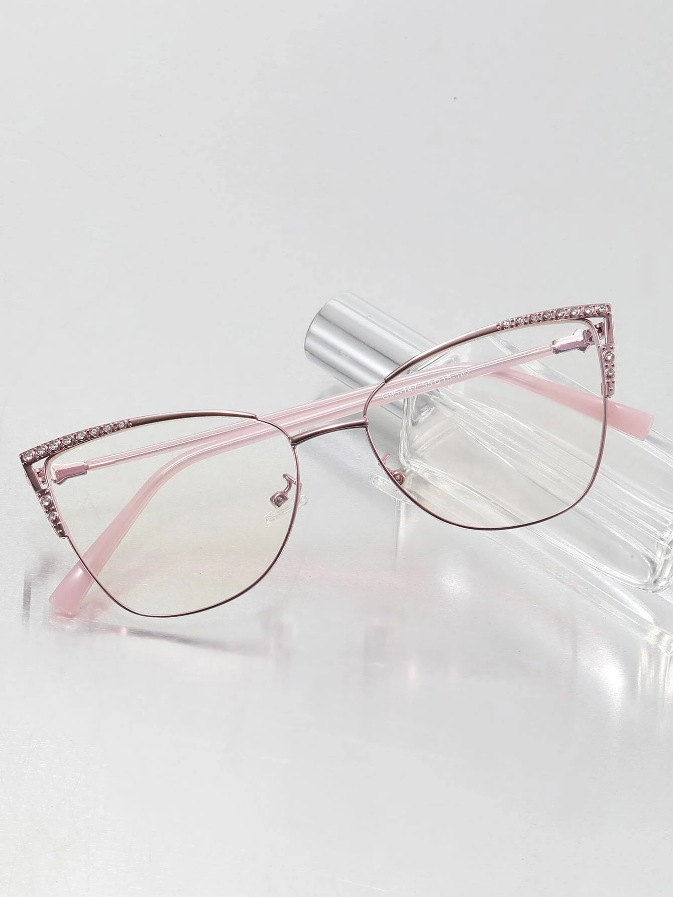 These glamorous Rhinestone Decor Cat Eye Eyeglasses offer a stylish look and superior anti-blue light protection. The stylish rhinestone detail blocks up to 40% of harmful blue light, while providing a classic cat eye look.