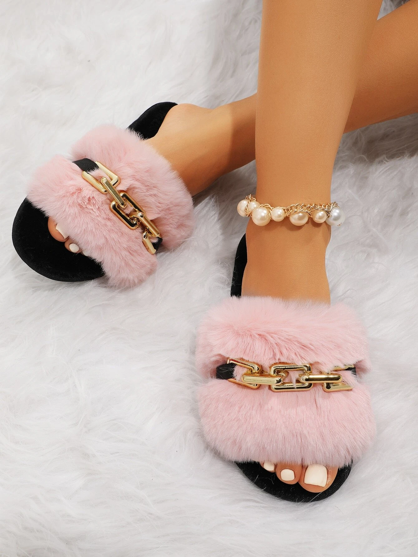 Fluffy bedroom slippers adorned with chain decorations, combining comfort and style. The slippers feature soft, plush material for coziness, complemented by delicate chains that add a touch of decorative flair to these comfortable indoor footwear.