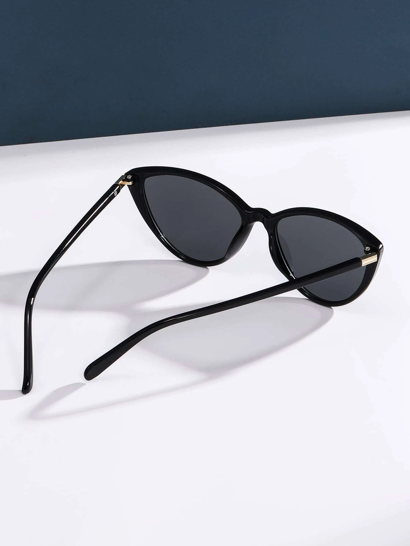Cat Eye Fashion Sunglasses with a chic and captivating design. These sunglasses showcase the iconic cat-eye frame shape, adding a touch of elegance and trendiness to your eyewear collection.