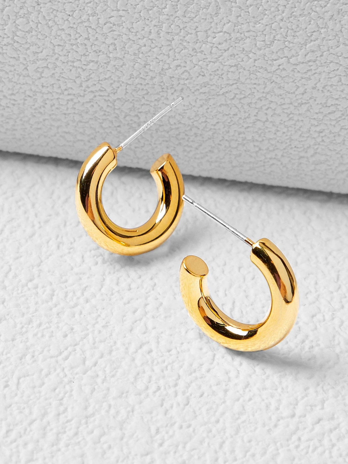 Minimalist hoop earrings, simple and versatile accessories with a clean and classic design, perfect for adding a touch of elegance and style to any outfit.