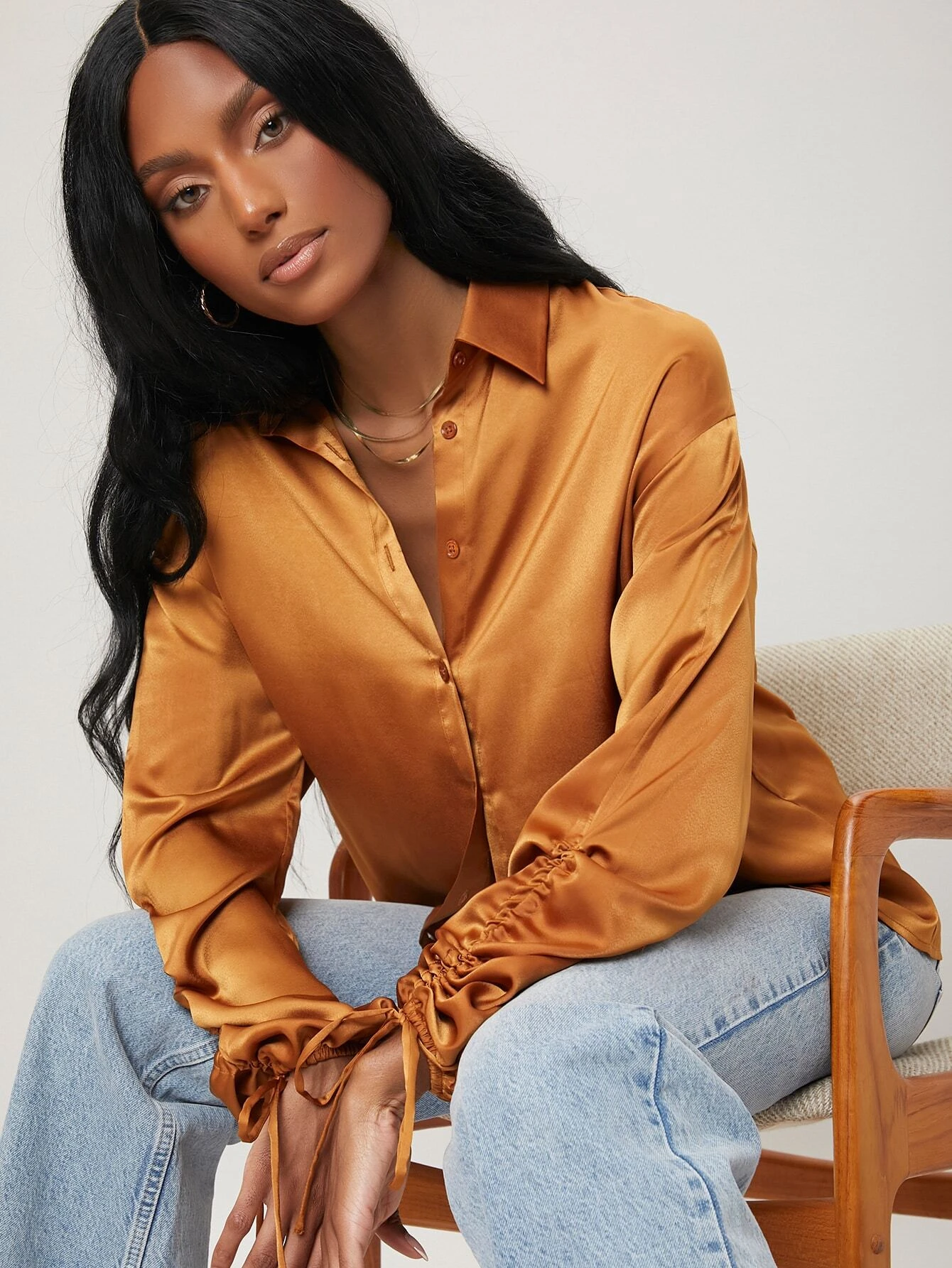 A layered necklace with a minimalist design. The necklace features delicate chains arranged in layers, creating a simple and elegant look. This accessory is modern and versatile, adding a touch of understated sophistication to various outfits