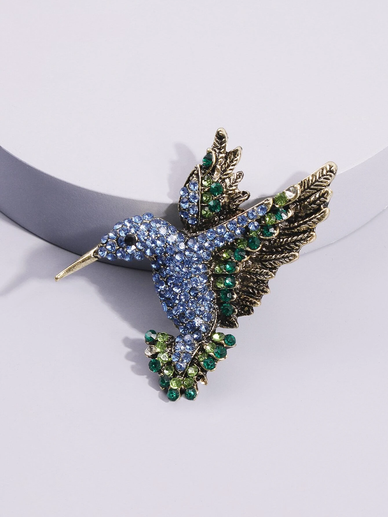 Brooch adorned with a bird design, embellished with sparkling rhinestones for a touch of elegance and nature-inspired beauty.