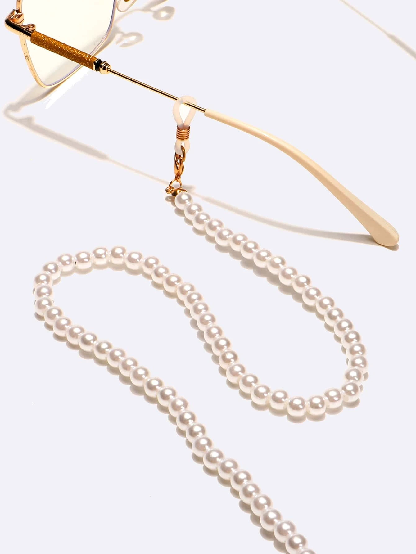 Faux pearl beaded glasses chain, a stylish and practical accessory to keep your eyewear close and fashionable.