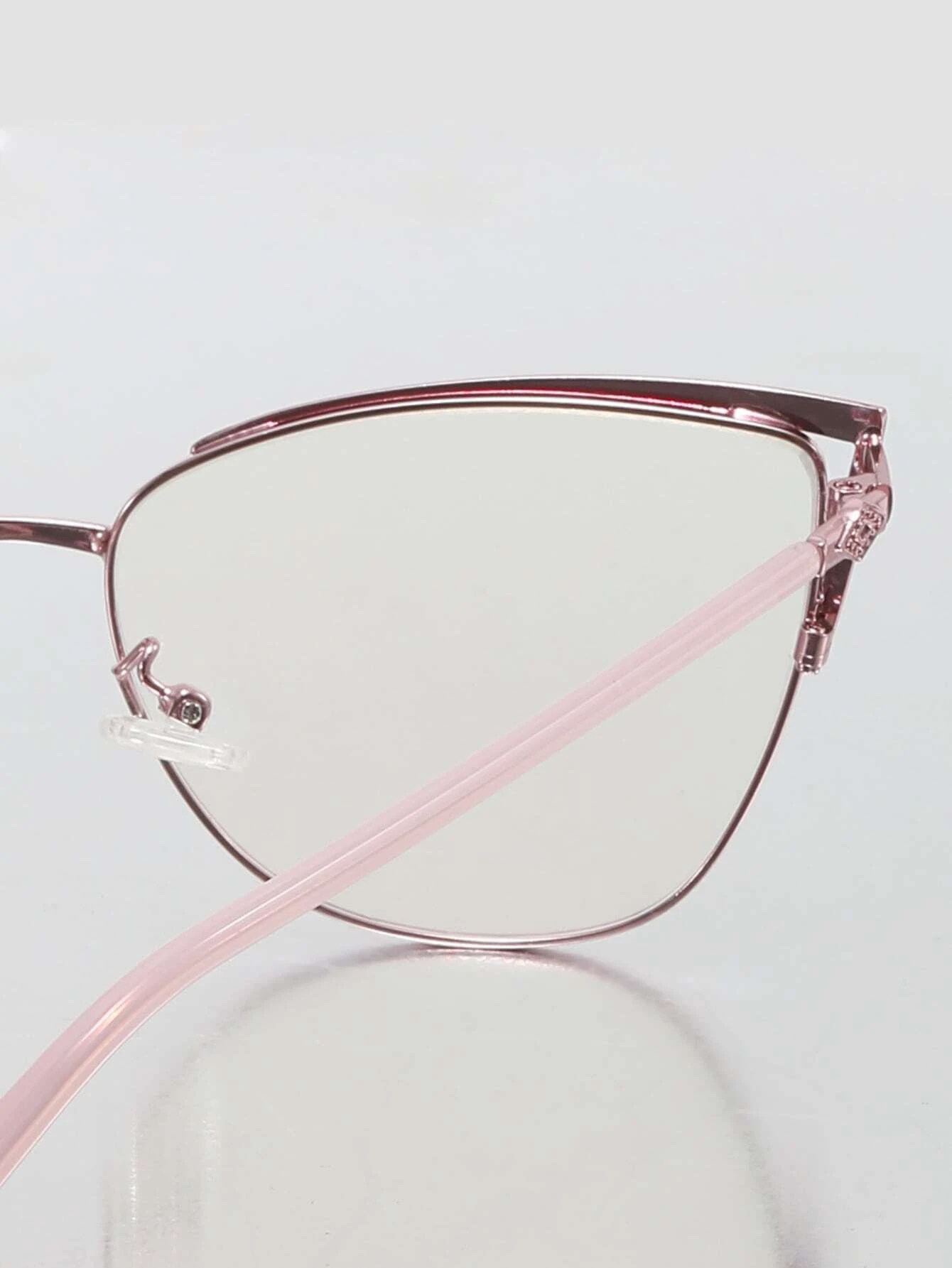 These glamorous Rhinestone Decor Cat Eye Eyeglasses offer a stylish look and superior anti-blue light protection. The stylish rhinestone detail blocks up to 40% of harmful blue light, while providing a classic cat eye look.