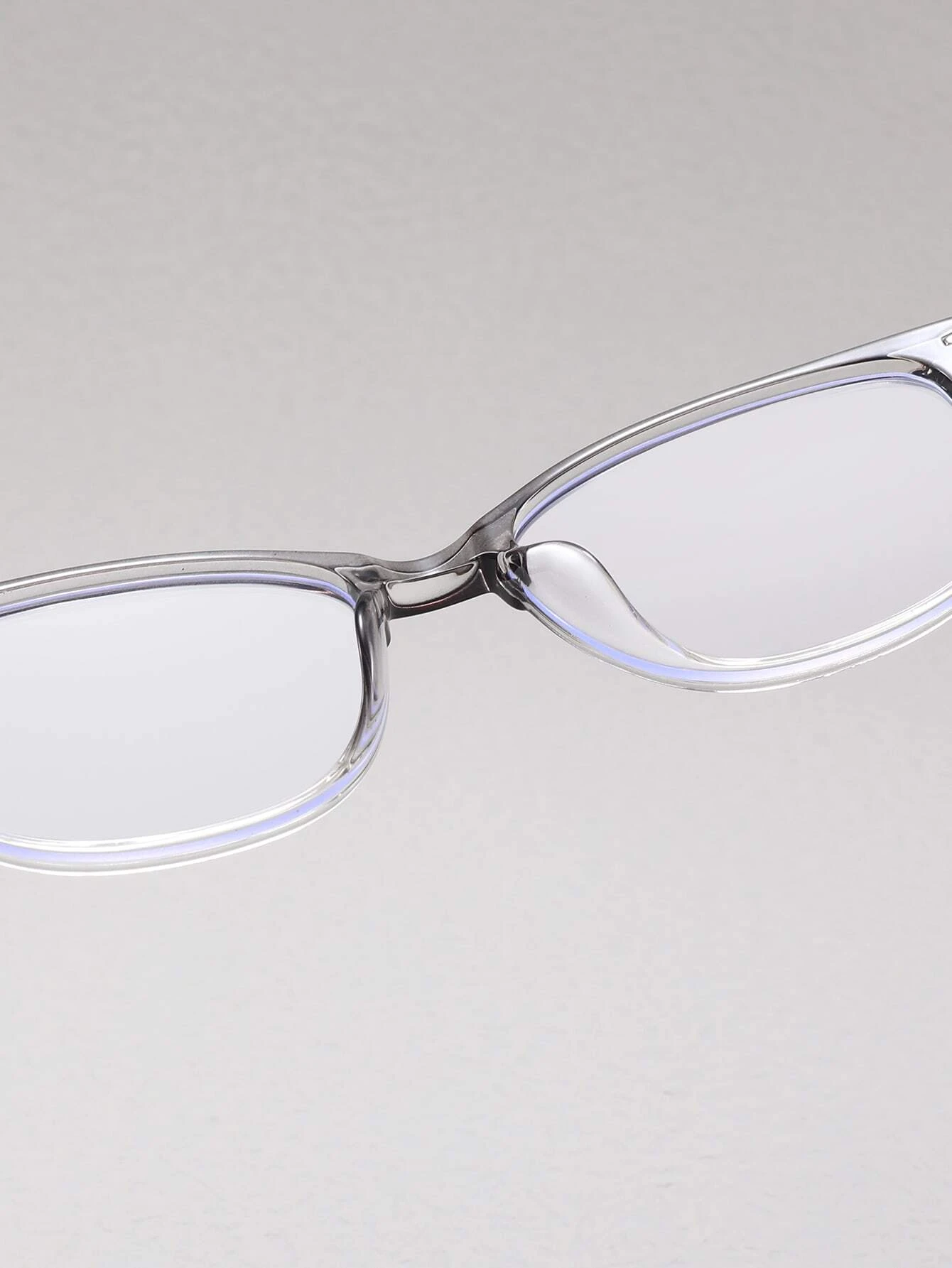 The Minimalist Frame Anti-Blue Light Eyeglasses block 99% of blue light, the wavelength emitted by digital devices, to reduce digital eye strain. The minimalistic frame ensures maximum comfort and style.