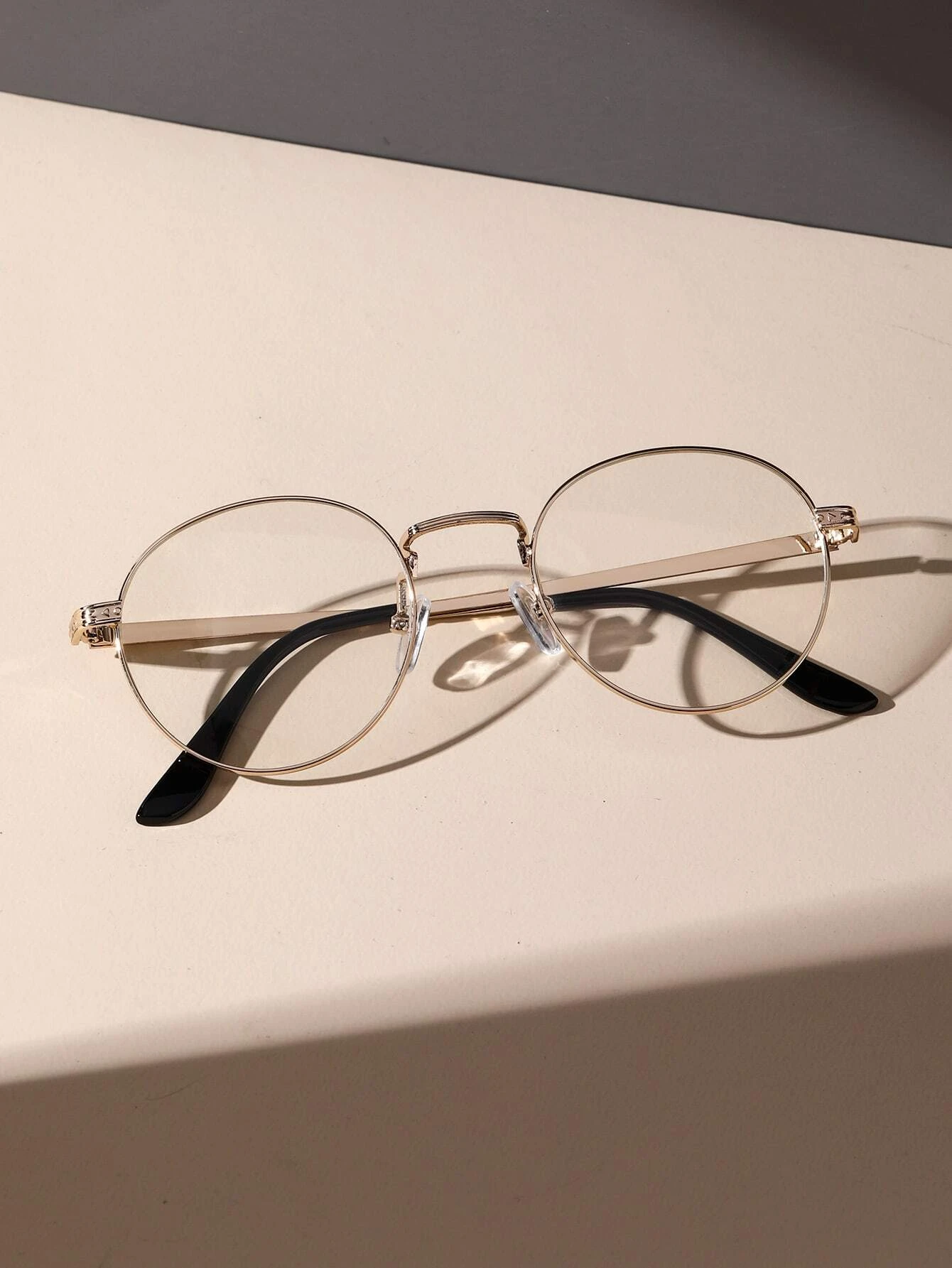 These Round Frame Anti-Blue Light Eyeglasses provide maximum protection against blue light’s harmful effects, making them perfect for long hours of computer use. Featuring a sturdy round frame, these glasses are perfect for everyday use.