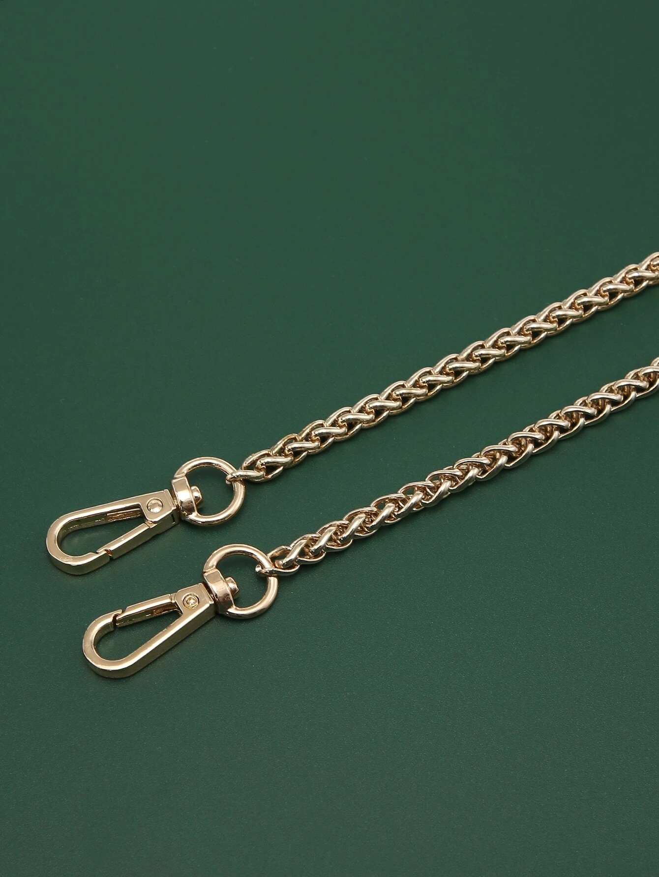 Bag strap with a chic metal chain design. This accessory adds a touch of urban elegance, enhancing the visual appeal of your bag with its trendy and stylish chain pattern.