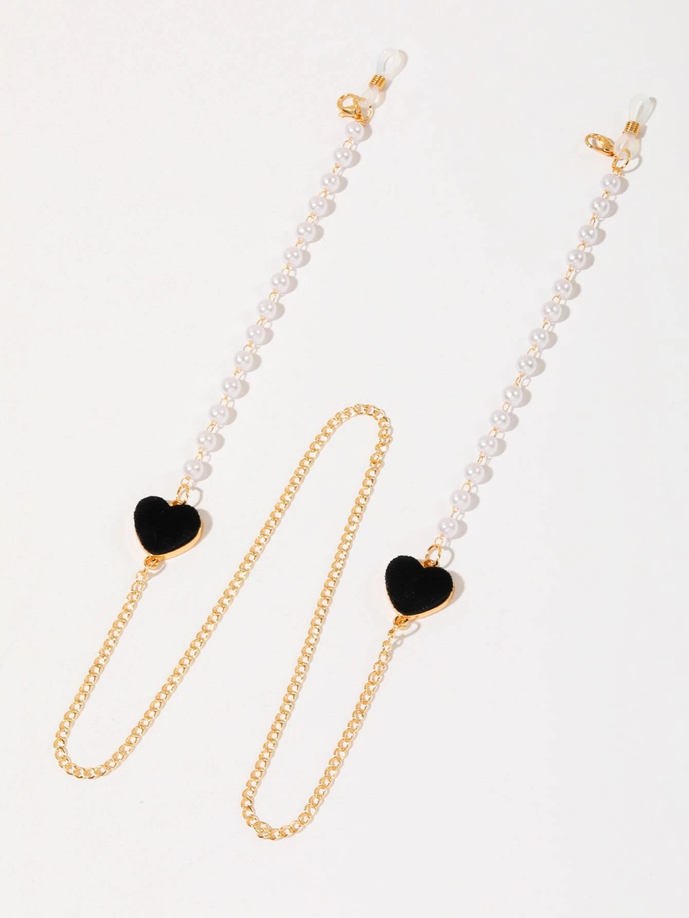 Heart and faux pearl decorated glasses chain, a chic and functional accessory for keeping eyeglasses or sunglasses secure, with a touch of elegance and charm.