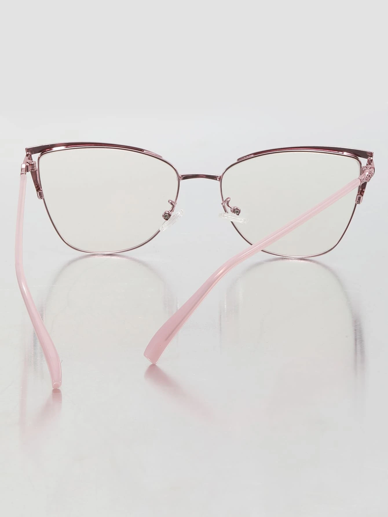 These glamorous Rhinestone Decor Cat Eye Eyeglasses offer a stylish look and superior anti-blue light protection. The stylish rhinestone detail blocks up to 40% of harmful blue light, while providing a classic cat eye look.