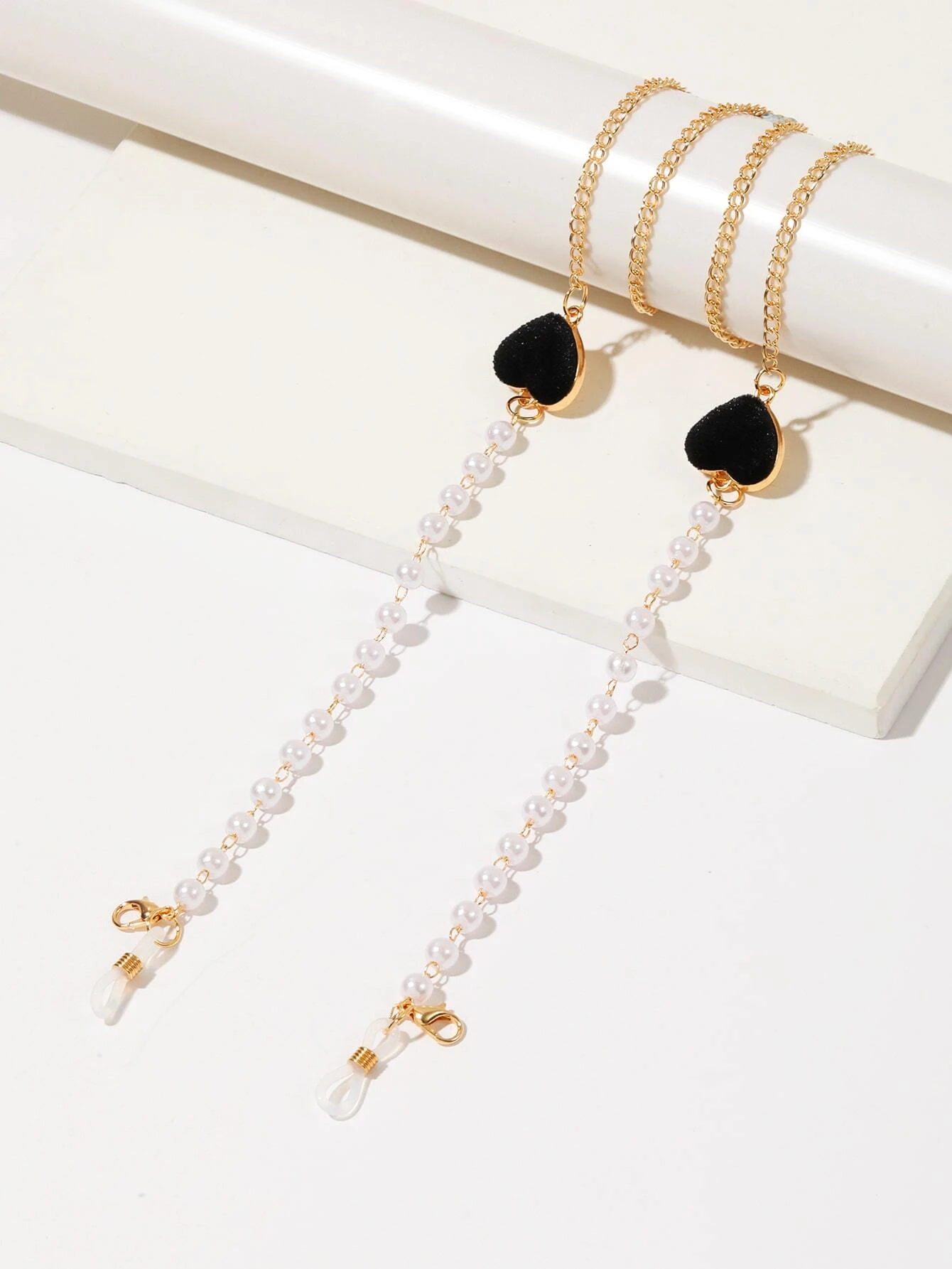 Heart and faux pearl decorated glasses chain, a chic and functional accessory for keeping eyeglasses or sunglasses secure, with a touch of elegance and charm.