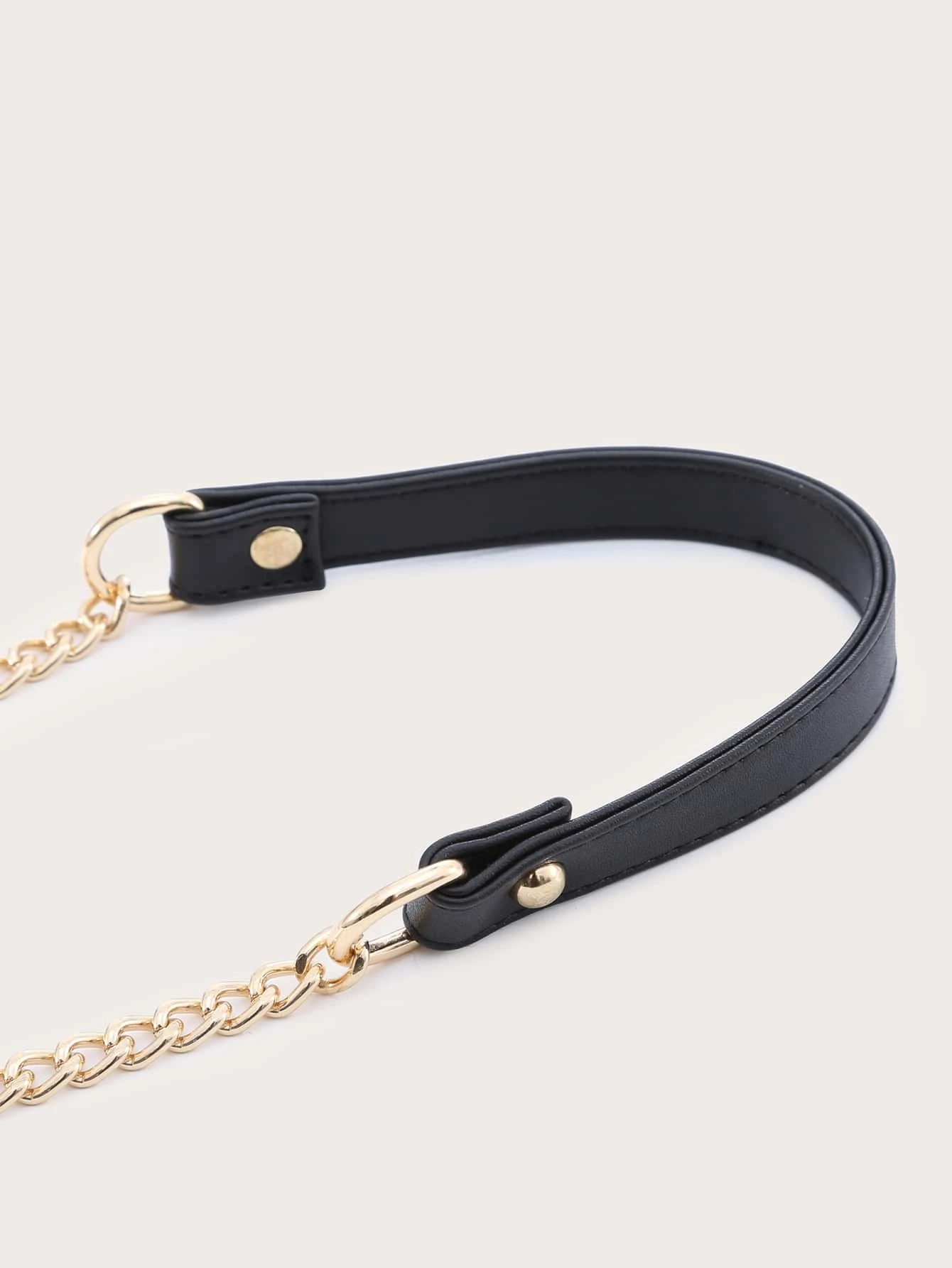 Bag strap featuring a chic chain design. This accessory adds a touch of urban elegance, enhancing the visual appeal of your bag with its trendy chain pattern.