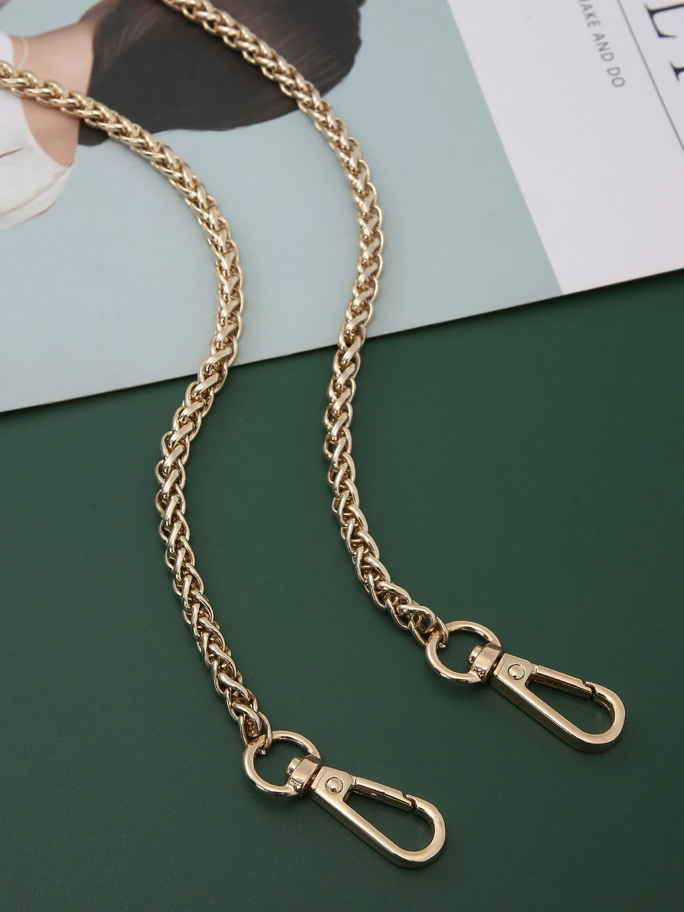 Bag strap with a chic metal chain design. This accessory adds a touch of urban elegance, enhancing the visual appeal of your bag with its trendy and stylish chain pattern.