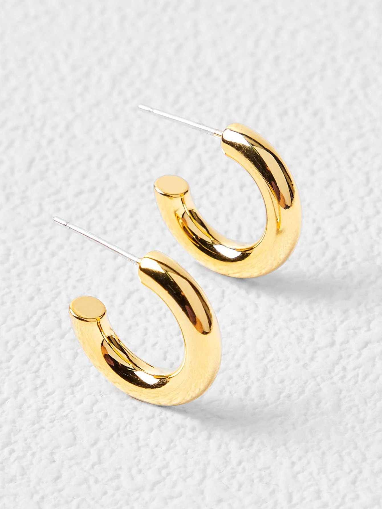 Minimalist hoop earrings, simple and versatile accessories with a clean and classic design, perfect for adding a touch of elegance and style to any outfit.