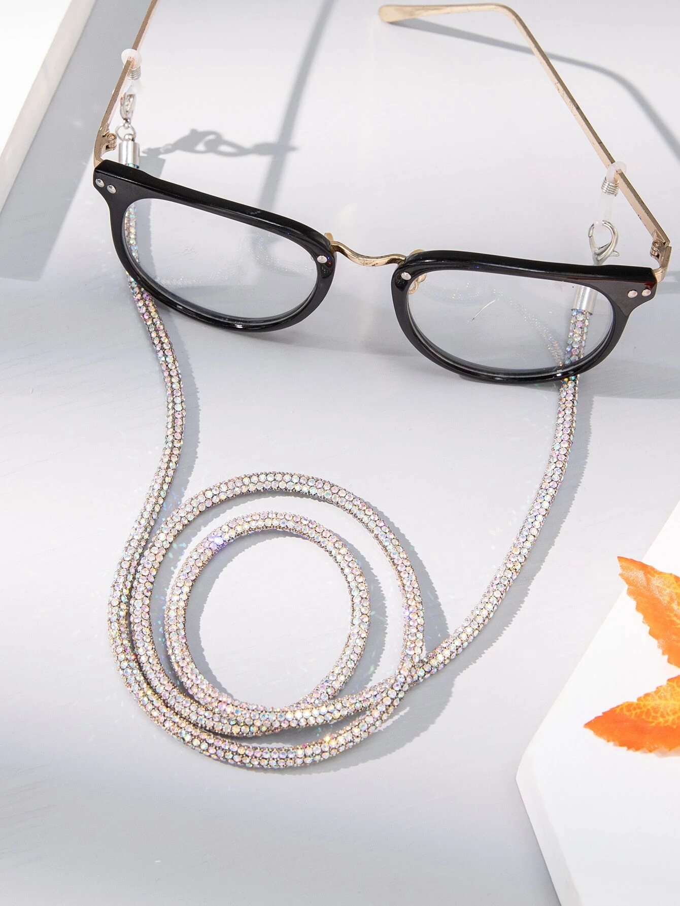 Rhinestone decor glasses chain, a fashionable and practical accessory designed to keep your eyewear secure, adorned with dazzling rhinestones for a touch of elegance and charm.