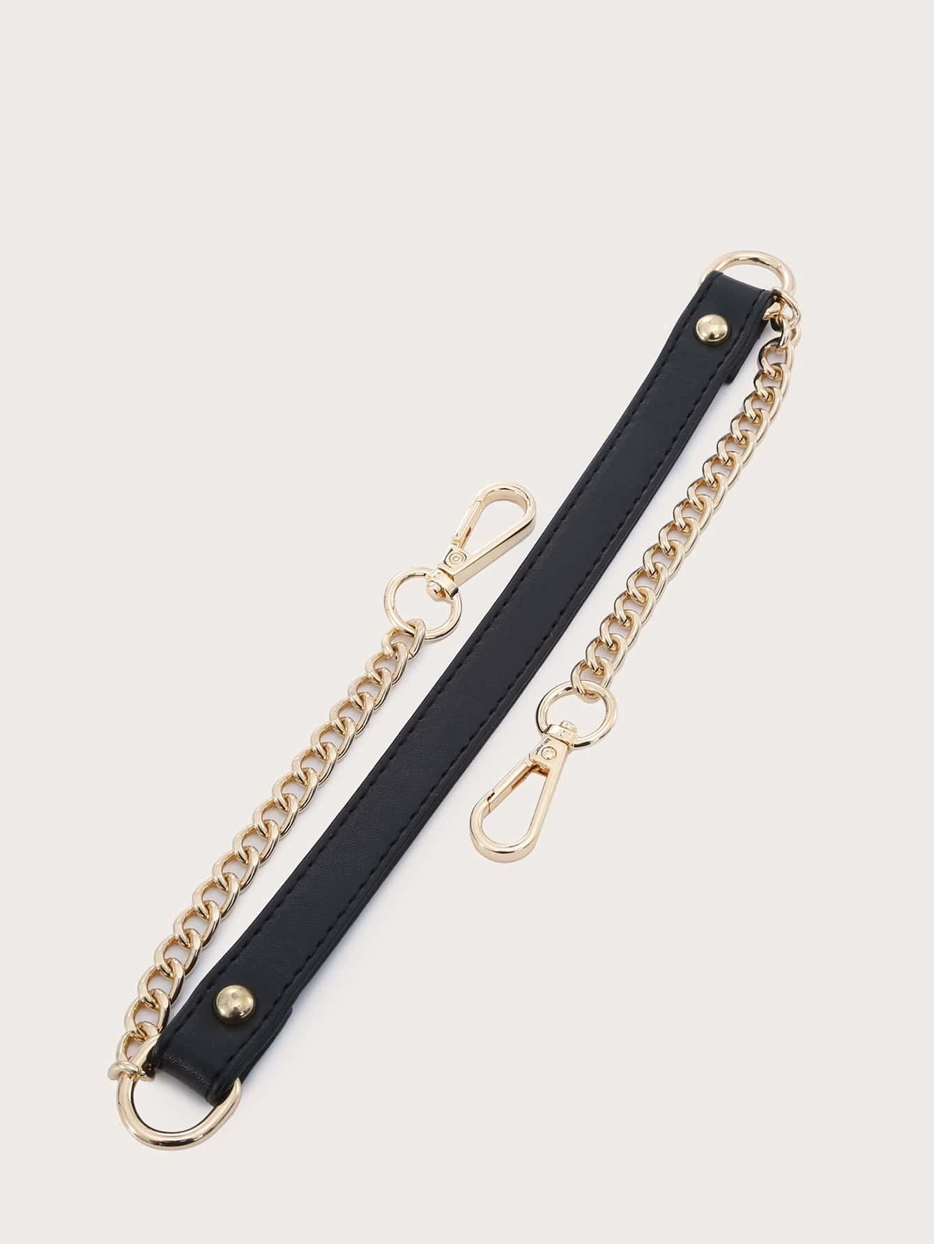 Bag strap featuring a chic chain design. This accessory adds a touch of urban elegance, enhancing the visual appeal of your bag with its trendy chain pattern.