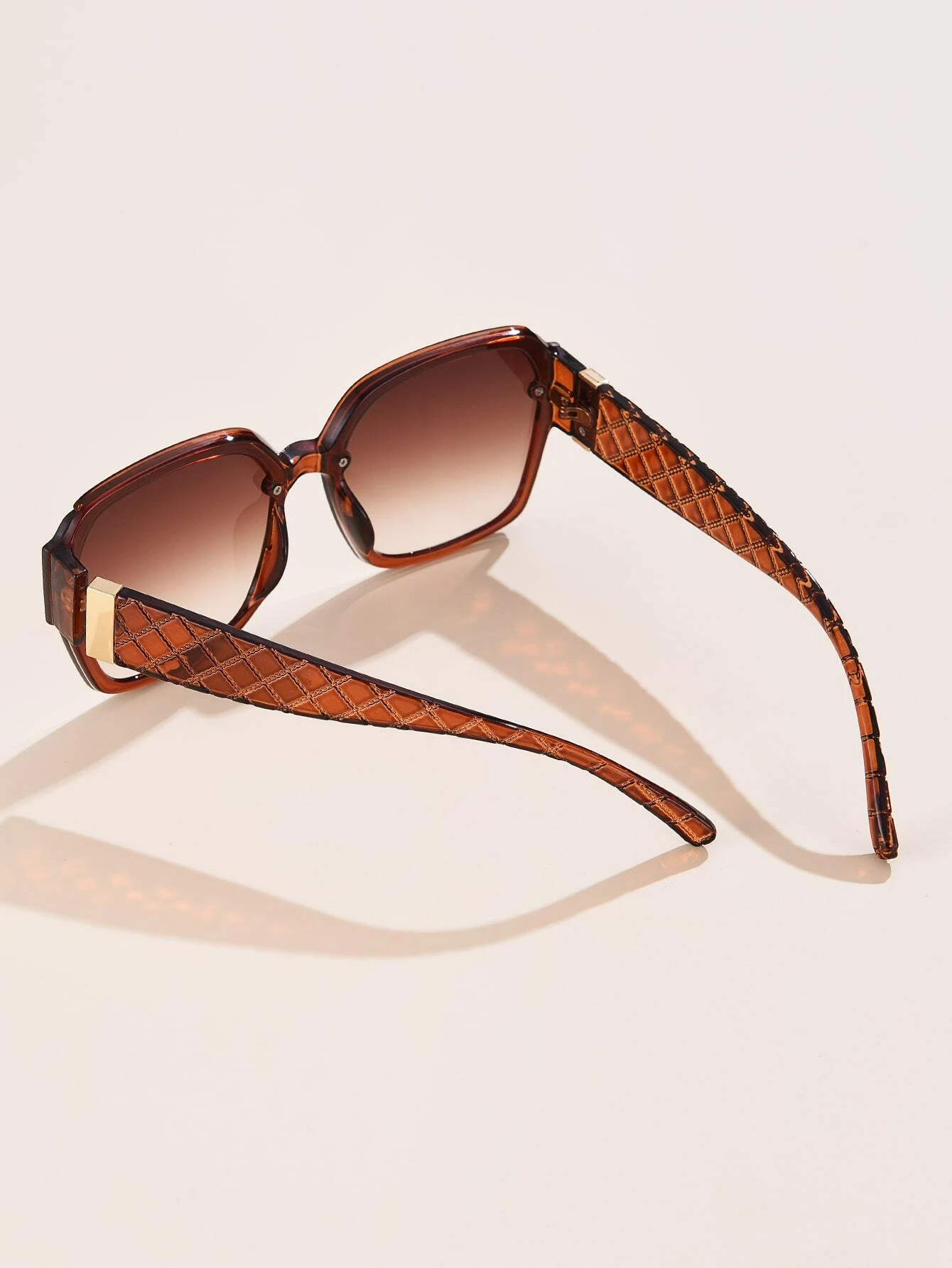 Plaid Pattern Sunglasses with a trendy and distinctive design. These sunglasses showcase frames featuring a plaid pattern, adding a touch of uniqueness and style to your eyewear collection.