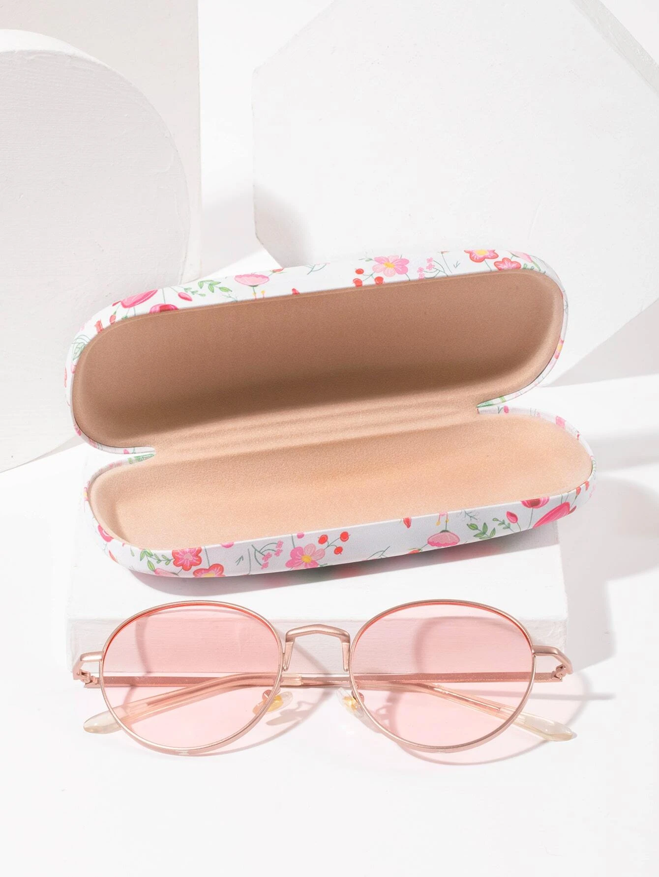 A glasses case featuring a floral print design. The case is designed to store and protect eyeglasses, sunglasses, or other optical frames. The floral print adds a touch of elegance and style to the case. This accessory is both functional and fashionable, offering a secure and stylish storage solution for eyewear.