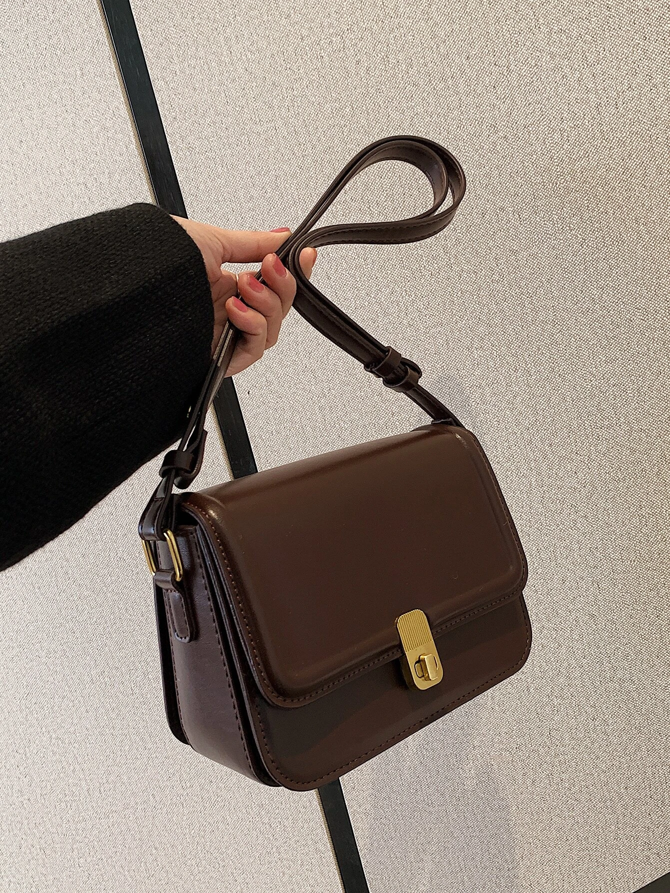 Square bag with twist lock flap closure. This accessory offers a chic and stylish way to carry your essentials, featuring a secure twist lock that enhances its functionality.
