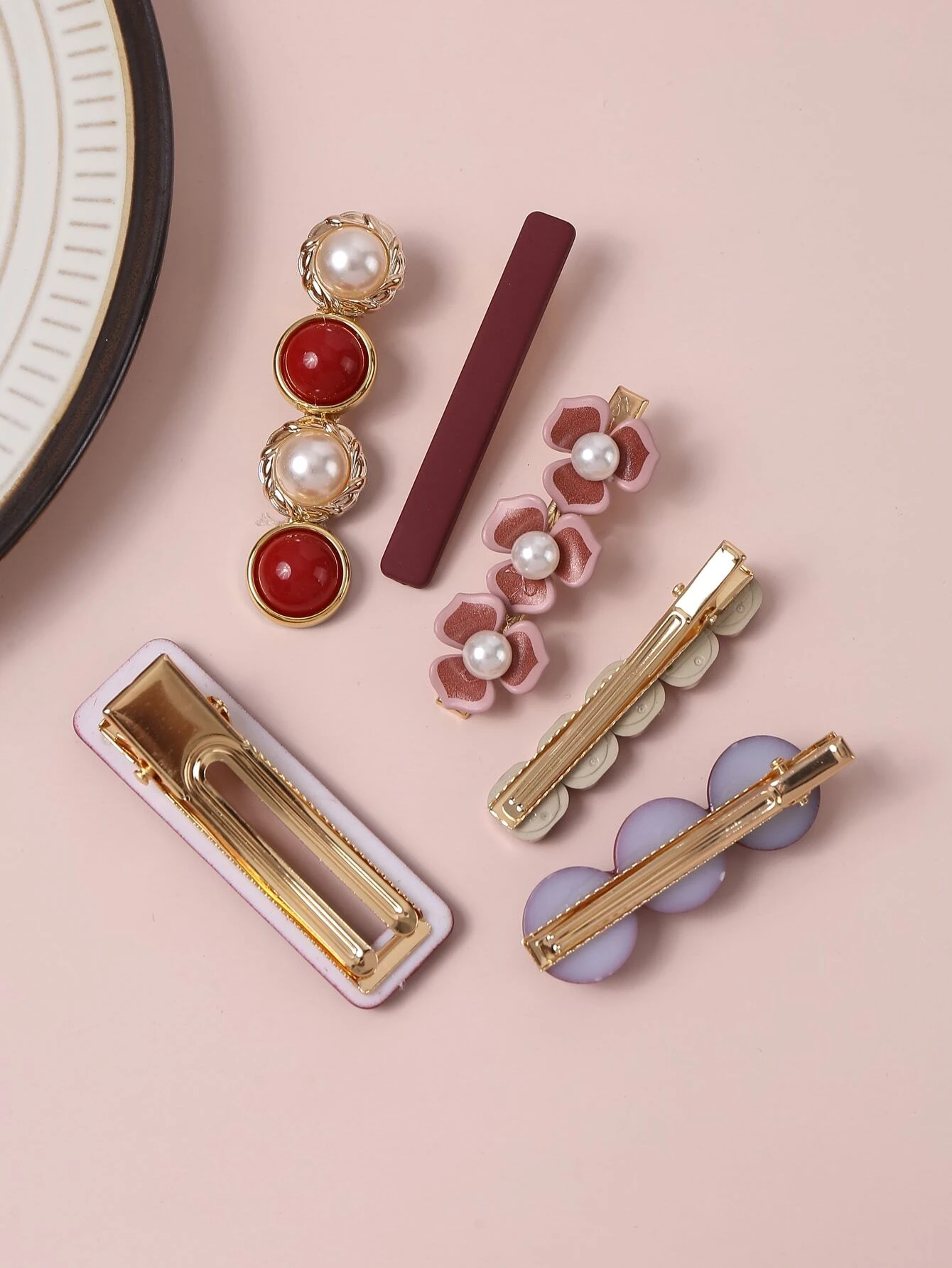 A set of six hair clips embellished with faux pearls and flower decorations, creating a delightful and elegant addition to your hair accessories collection.