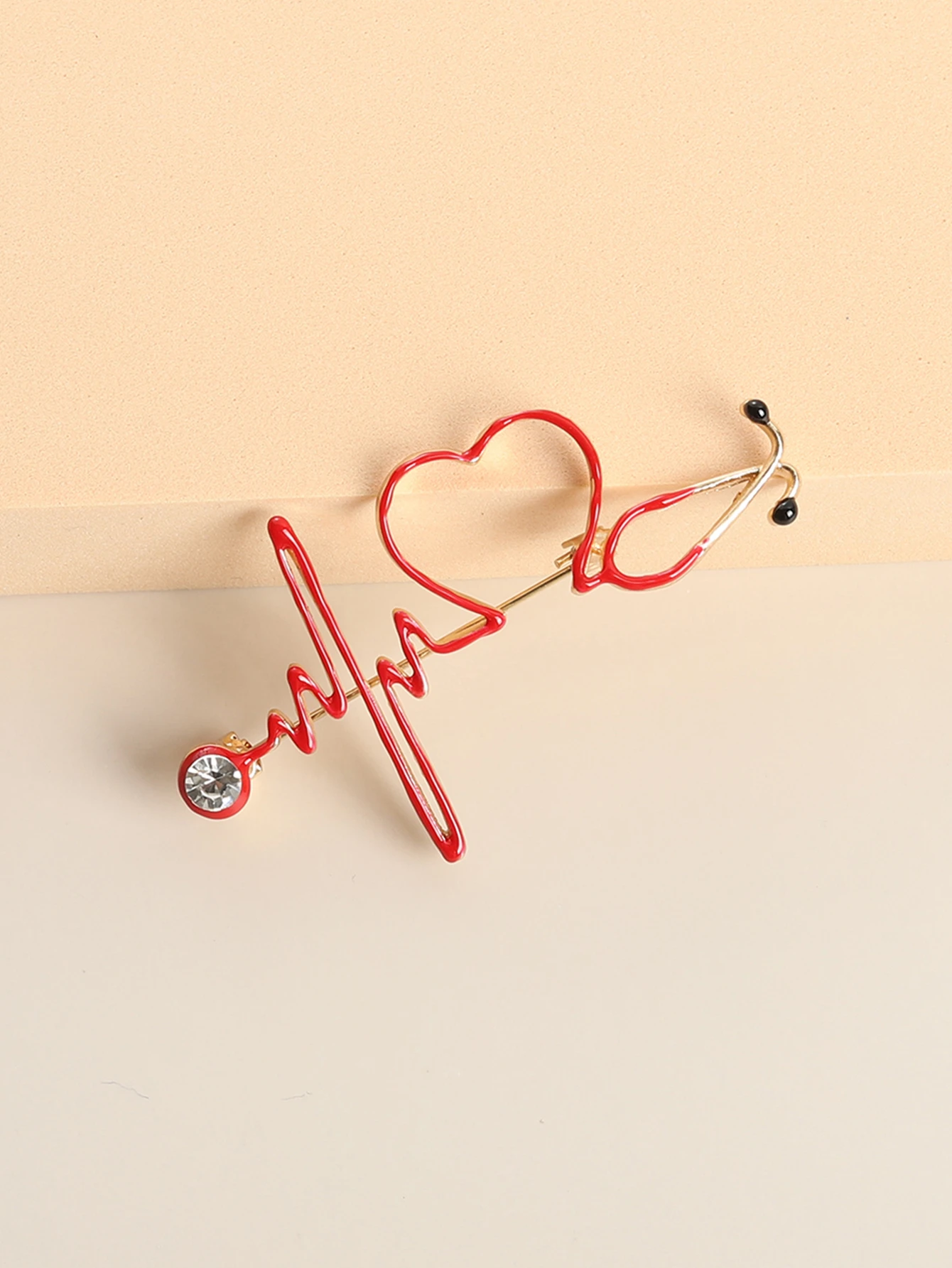 Brooch capturing a heart beating motif, symbolizing life and vitality, making for a captivating and meaningful accessory.