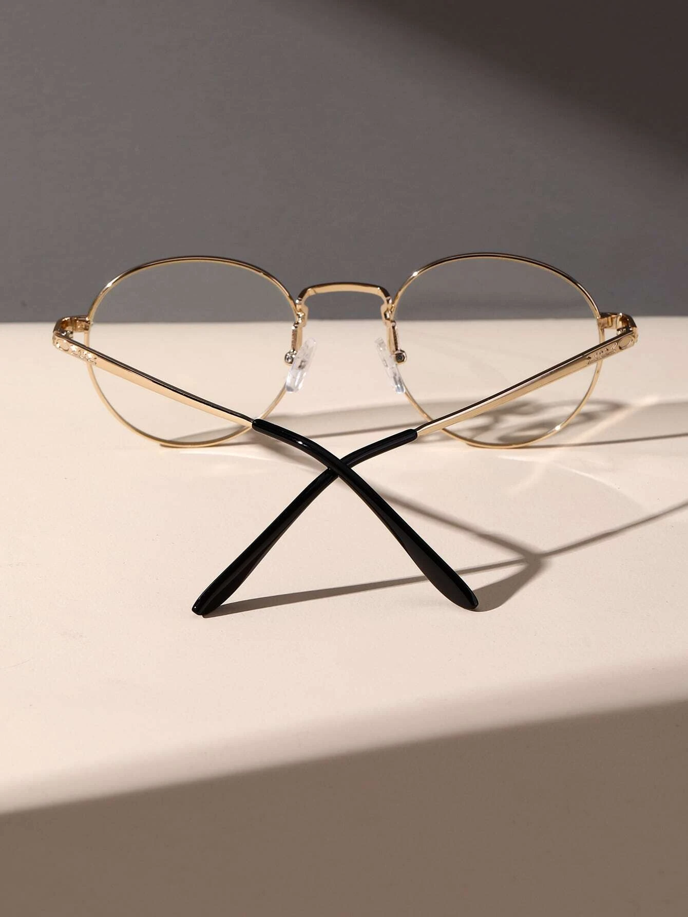 These Round Frame Anti-Blue Light Eyeglasses provide maximum protection against blue light’s harmful effects, making them perfect for long hours of computer use. Featuring a sturdy round frame, these glasses are perfect for everyday use.