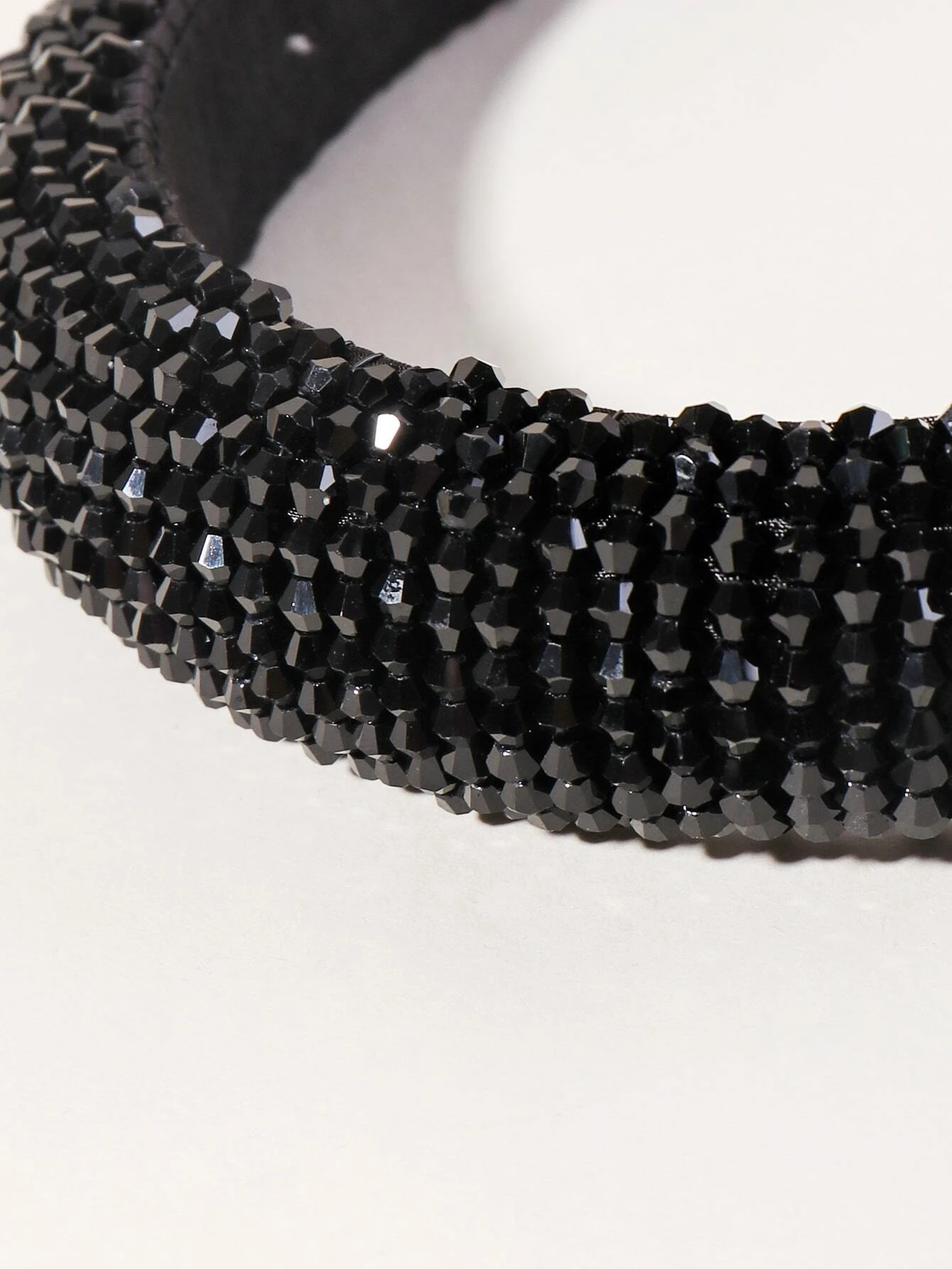 Hair hoop adorned with rhinestones, offering a stylish and dazzling accessory to enhance your hairstyle.