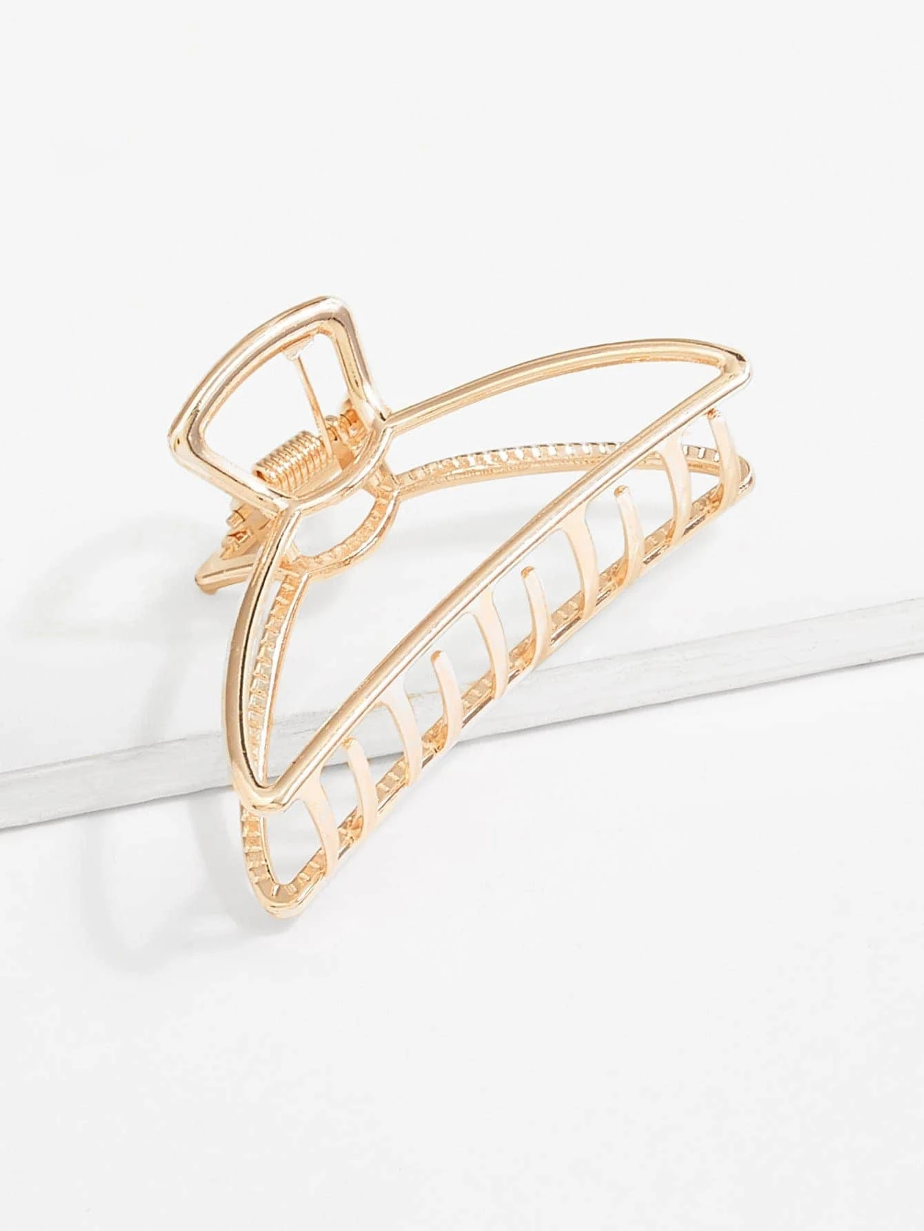 Metal claw hair clip, a functional and versatile accessory for securing hair in various styles with ease.