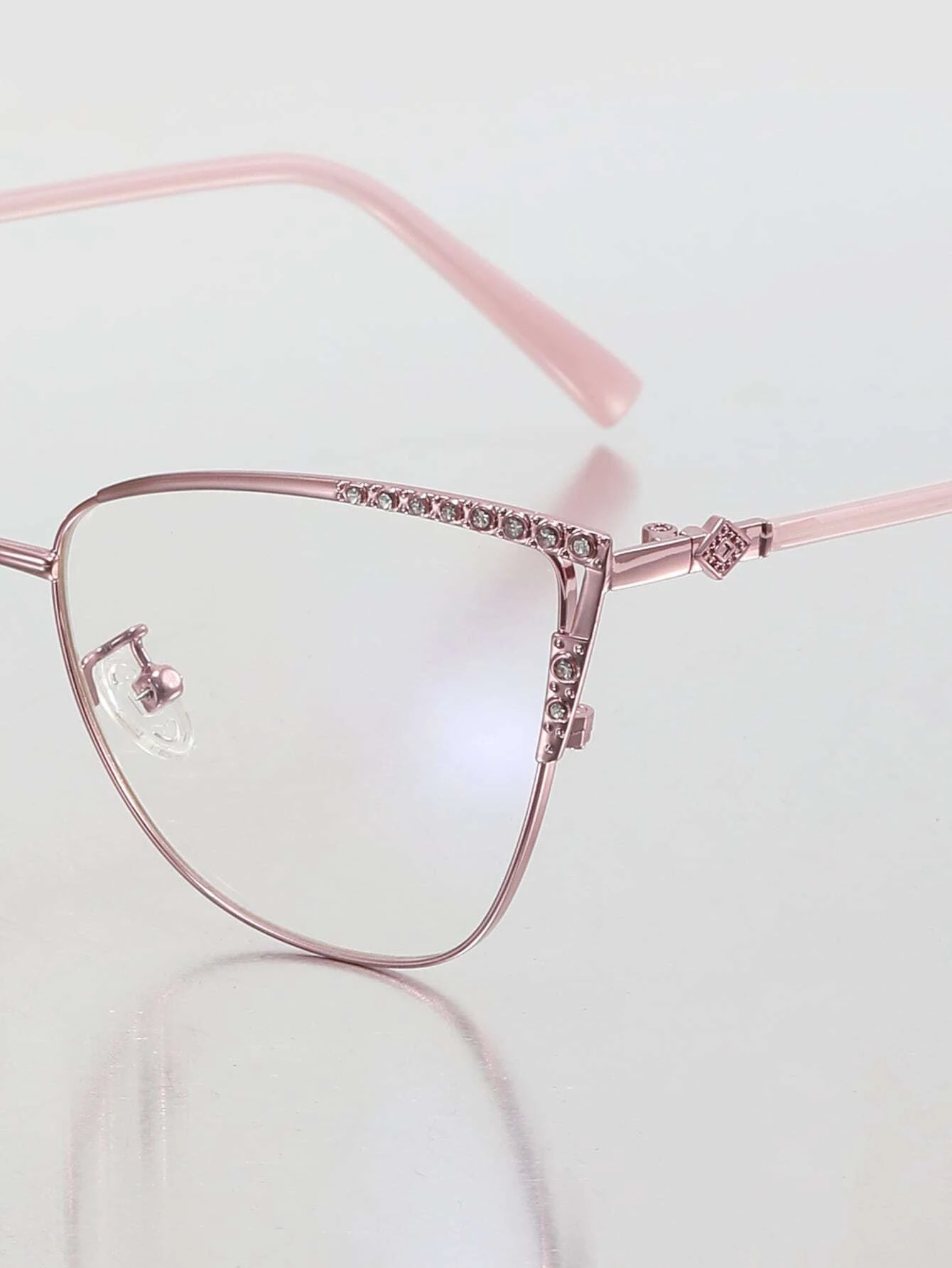 These glamorous Rhinestone Decor Cat Eye Eyeglasses offer a stylish look and superior anti-blue light protection. The stylish rhinestone detail blocks up to 40% of harmful blue light, while providing a classic cat eye look.