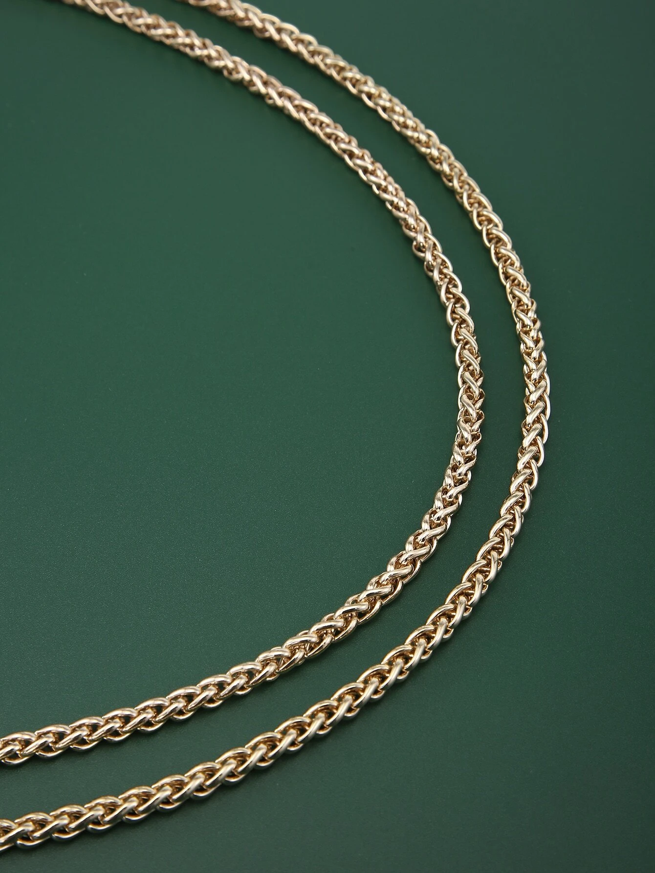 Bag strap with a chic metal chain design. This accessory adds a touch of urban elegance, enhancing the visual appeal of your bag with its trendy and stylish chain pattern.