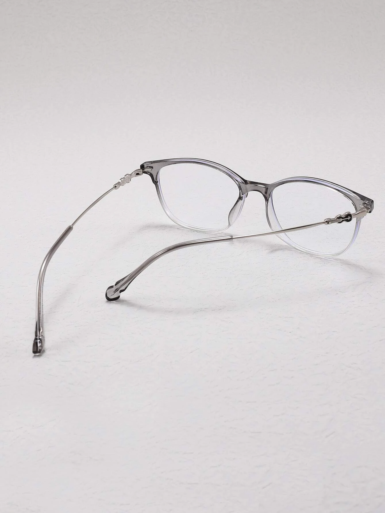 The Minimalist Frame Anti-Blue Light Eyeglasses block 99% of blue light, the wavelength emitted by digital devices, to reduce digital eye strain. The minimalistic frame ensures maximum comfort and style.