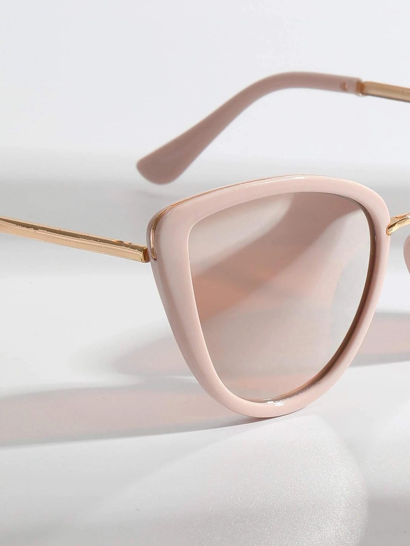 Pair of Cat Eye Fashion Sunglasses with stylish and feminine design. These sunglasses feature the classic cat-eye frame shape, offering a blend of vintage charm and modern fashion.