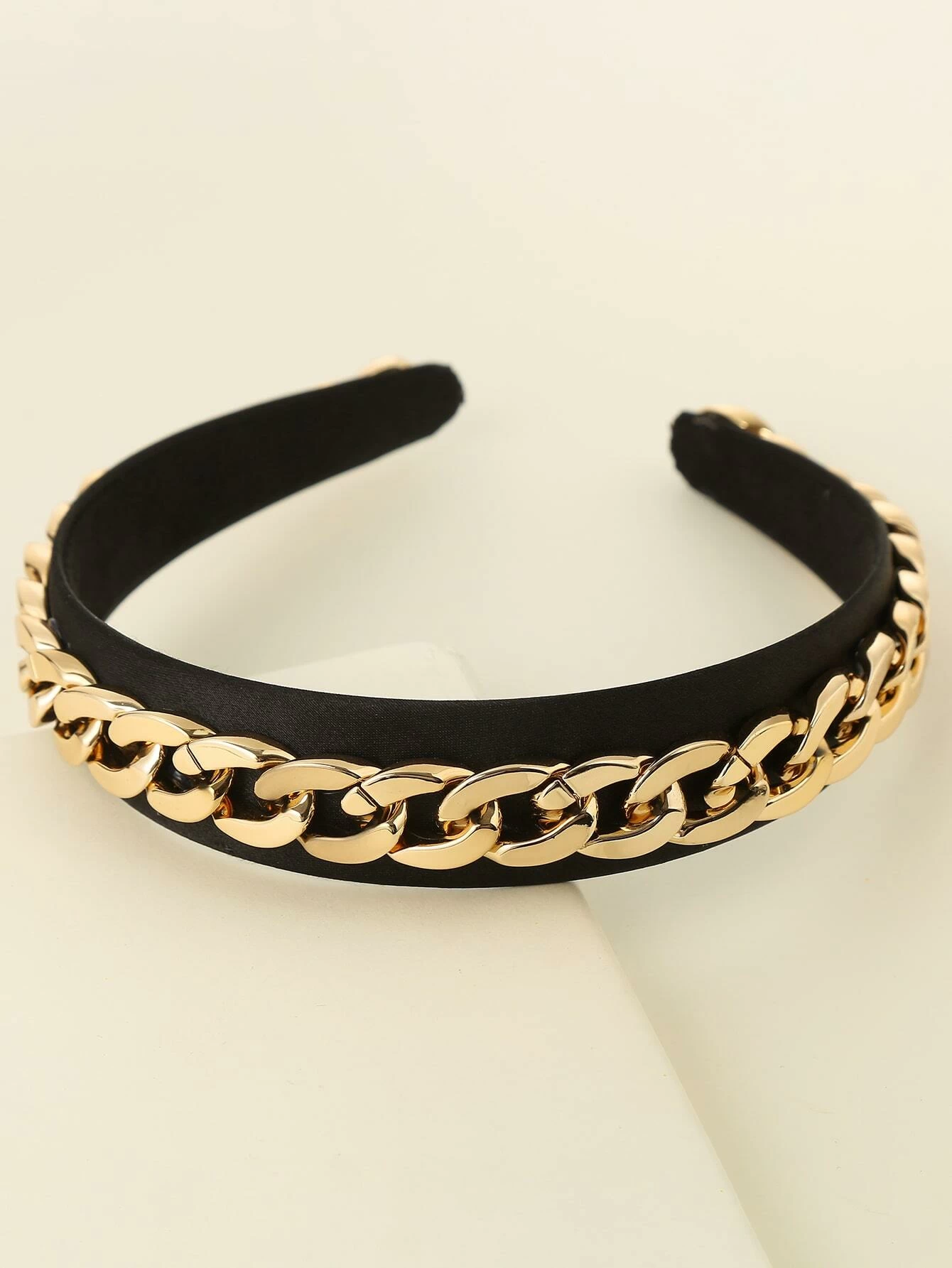 A hair hoop adorned with chain decorations, providing a stylish and trendy accessory to elevate your hairstyle.