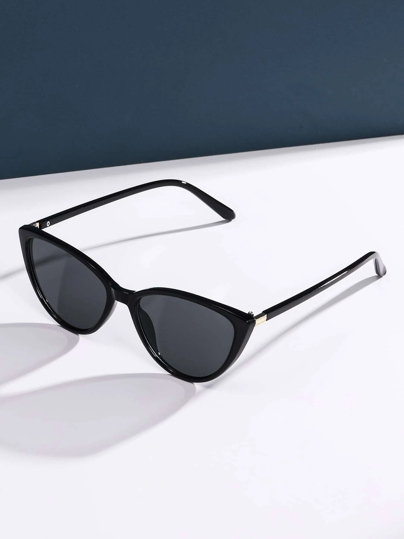 Cat Eye Fashion Sunglasses with a chic and captivating design. These sunglasses showcase the iconic cat-eye frame shape, adding a touch of elegance and trendiness to your eyewear collection.