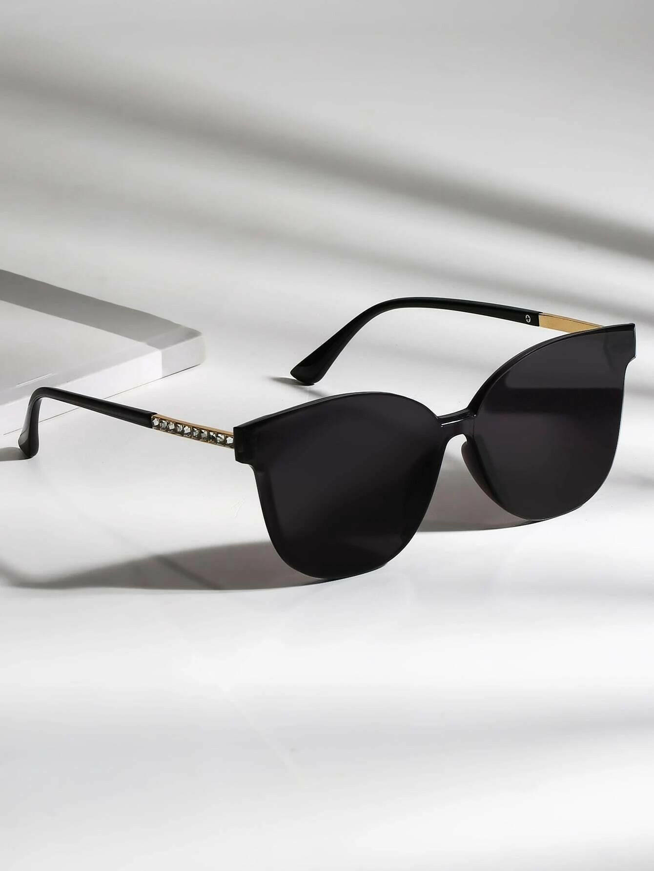 Timeless Classic Lens Sunglasses with a versatile and enduring design. These sunglasses feature traditional lenses and frames, offering a timeless and understated option for sun protection and style.