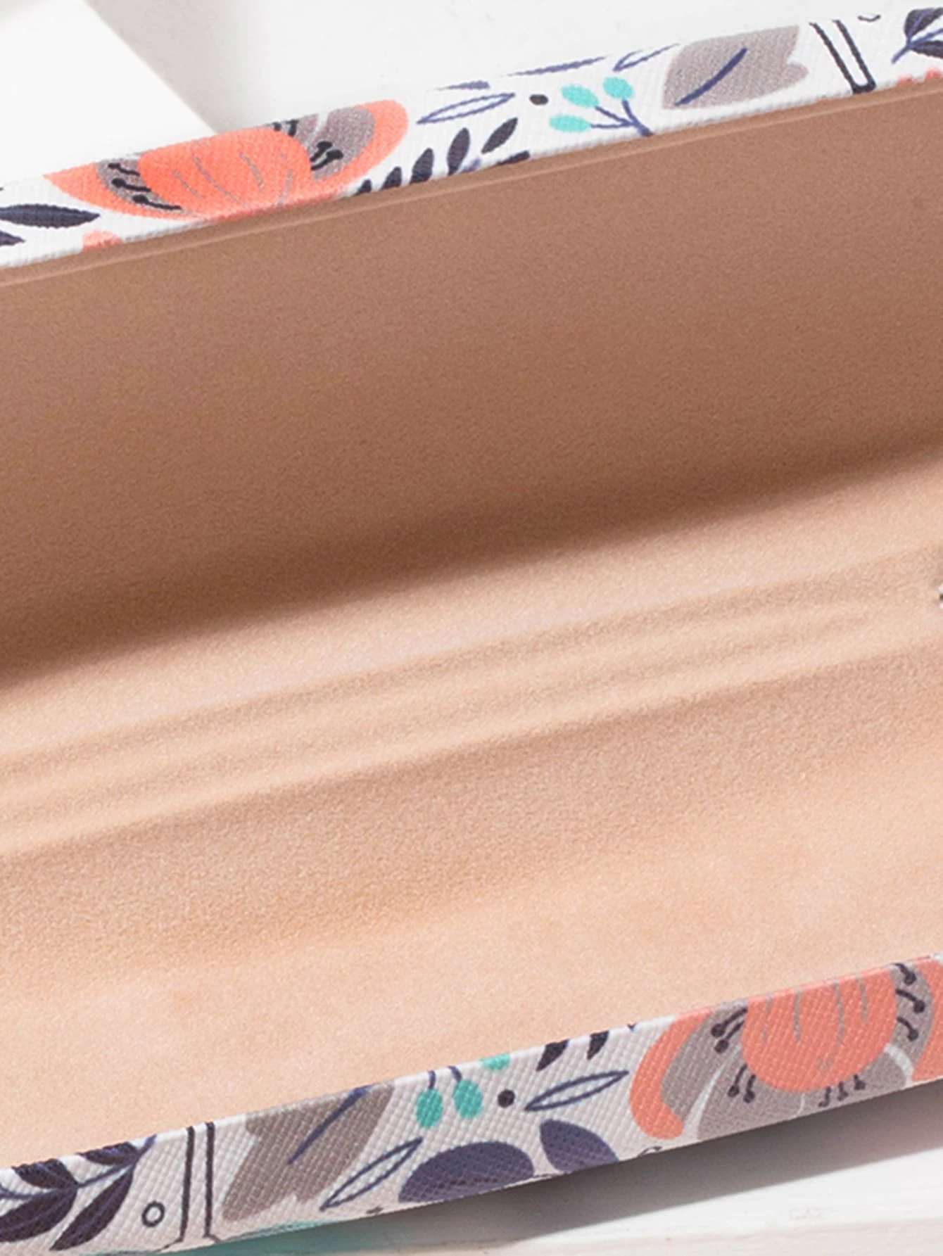A glasses case featuring a floral print design. The case is designed to store and protect eyeglasses, sunglasses, or other optical frames. The floral print adds a touch of elegance and style to the case. This accessory is both functional and fashionable, offering a secure and stylish storage solution for eyewear.