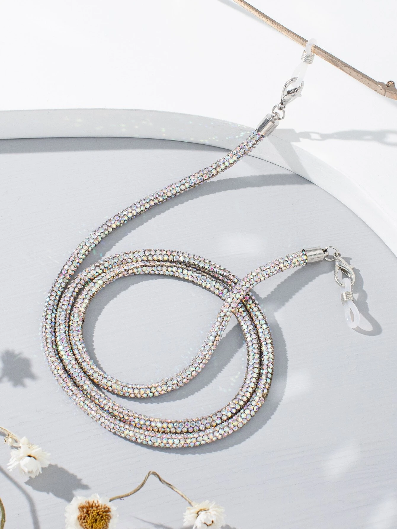 Rhinestone decor glasses chain, a fashionable and practical accessory designed to keep your eyewear secure, adorned with dazzling rhinestones for a touch of elegance and charm.