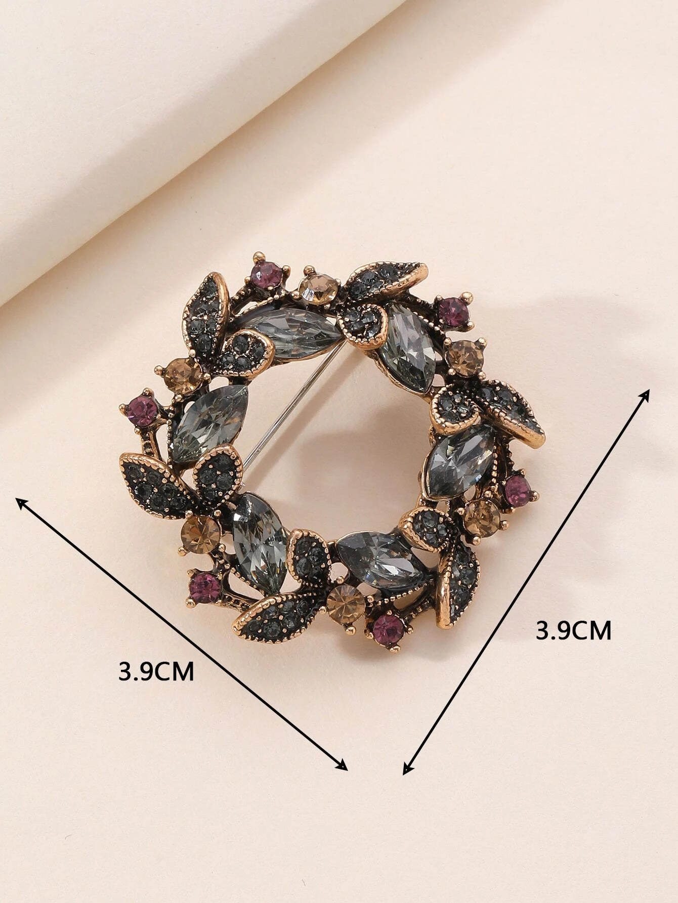 Elegant brooch adorned with rhinestone decorations, enhancing your ensemble with a touch of shimmering and timeless glamour.